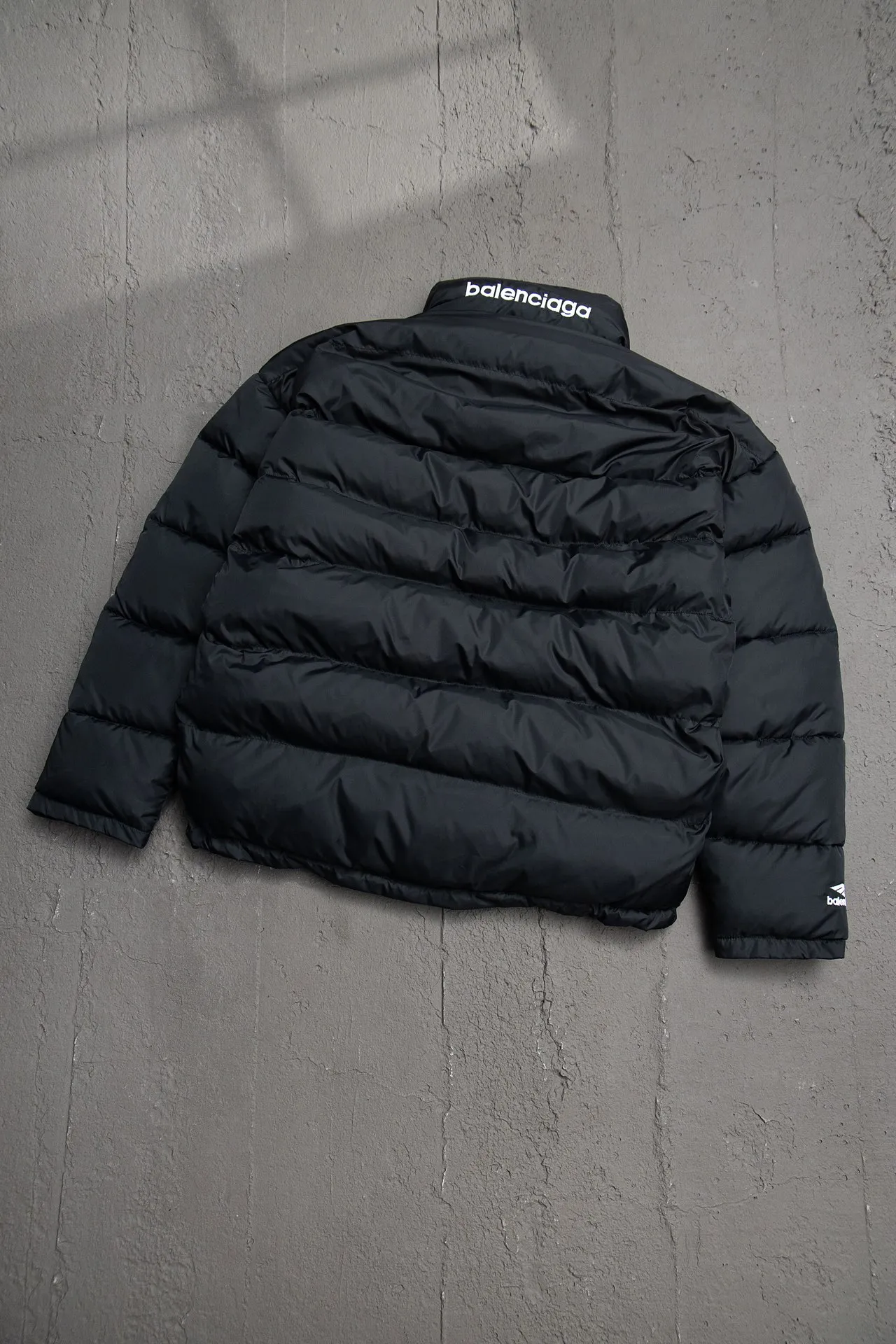 💰820 [Highest version] Balenciaga BLCG 24FW 3B embroidered black and white front and back reversible cocoon-type ski down jacket. Correct version. Custom dyed 70D plain nylon jacket fabric. Fabric level 4 water-repellent coating process. The front and back are made of the same fabric. 3D laser cutting. The whole body follows the original cocoon design. The interior is made of double-layer 330 gallbladder. Filled with 500 grams of Xinjiang pearl particle cotton. Zipper pockets on both sides Imported eco-friendly glue heat-setting ink printing technology Tajima high-speed embroidery machine machine embroidery 3B logo three-dimensional and full Hem elastic elastic spring buckle design Customized hardware zipper with front and reverse rail puller Opening the mold to customize the original air eye Opening the mold to customize the original logo sugar cube rope stopper Original main mark washed tag brand packaging Color: black and white Size: 46/48/50/52 Size chart: Clothes length Bust Shoulder Width Sleeve Length 46: 68 138 65 60 48: 70 142 66 61 50: 72 146 67 62 52: 74 150 68 63 Note: There is a difference of 1~2CM due to manual measurement