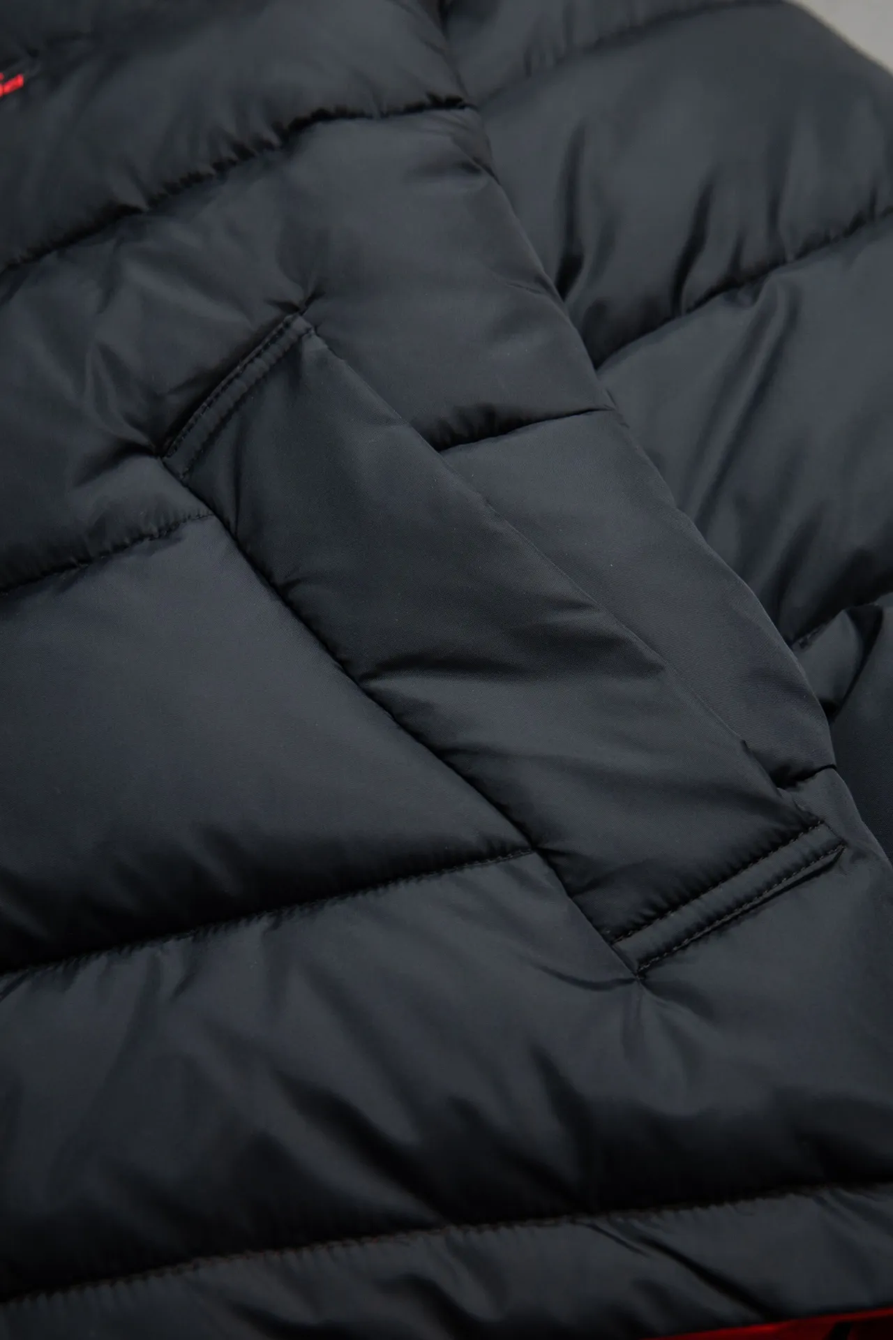 💰820 [Highest version] Balenciaga BLCG 24FW 3B embroidered black and white front and back reversible cocoon-type ski down jacket. Correct version. Custom dyed 70D plain nylon jacket fabric. Fabric level 4 water-repellent coating process. The front and back are made of the same fabric. 3D laser cutting. The whole body follows the original cocoon design. The interior is made of double-layer 330 gallbladder. Filled with 500 grams of Xinjiang pearl particle cotton. Zipper pockets on both sides Imported eco-friendly glue heat-setting ink printing technology Tajima high-speed embroidery machine machine embroidery 3B logo three-dimensional and full Hem elastic elastic spring buckle design Customized hardware zipper with front and reverse rail puller Opening the mold to customize the original air eye Opening the mold to customize the original logo sugar cube rope stopper Original main mark washed tag brand packaging Color: black and white Size: 46/48/50/52 Size chart: Clothes length Bust Shoulder Width Sleeve Length 46: 68 138 65 60 48: 70 142 66 61 50: 72 146 67 62 52: 74 150 68 63 Note: There is a difference of 1~2CM due to manual measurement