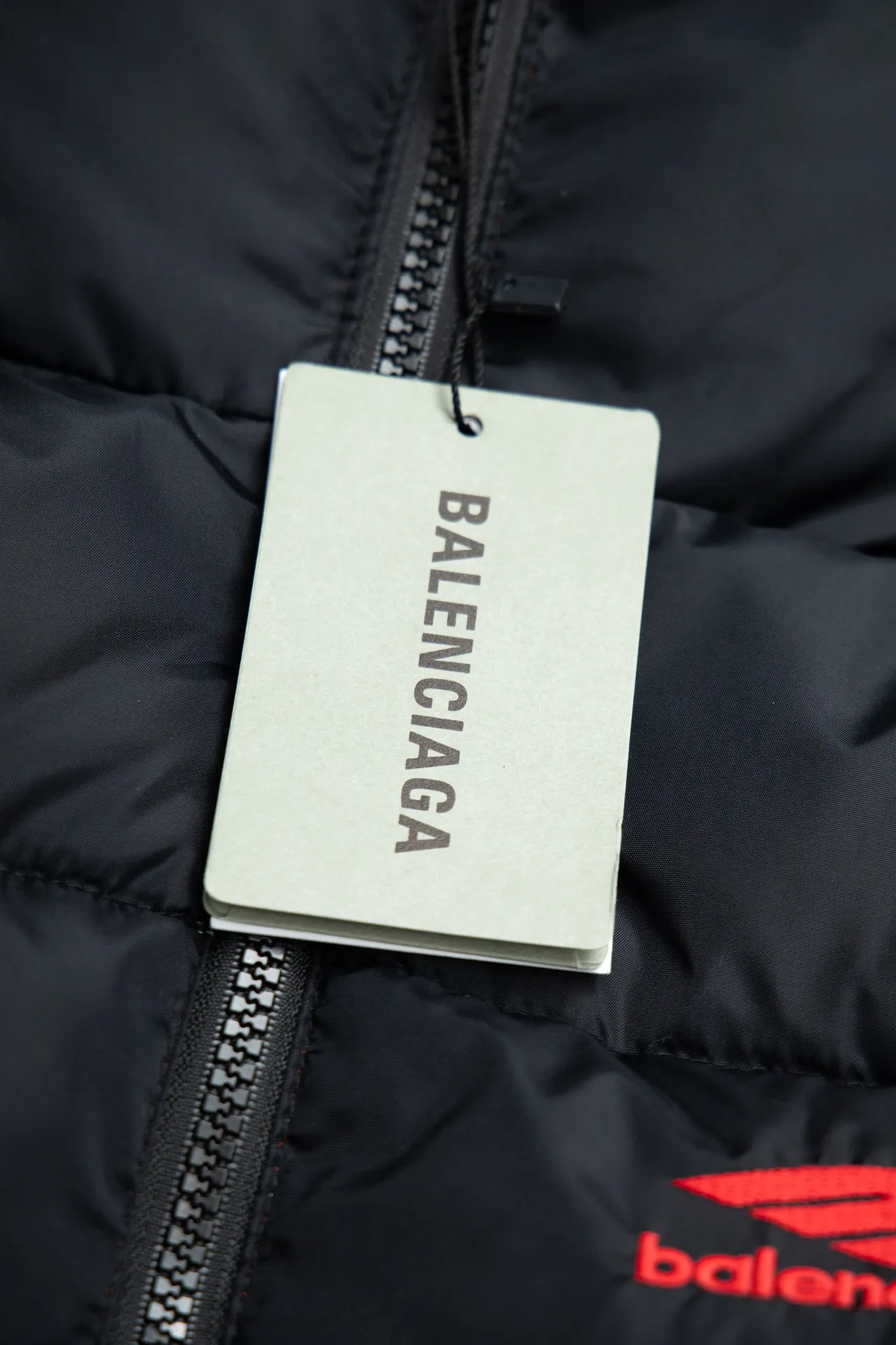 💰820 [Highest version] Balenciaga BLCG 24FW 3B embroidered black and white front and back reversible cocoon-type ski down jacket. Correct version. Custom dyed 70D plain nylon jacket fabric. Fabric level 4 water-repellent coating process. The front and back are made of the same fabric. 3D laser cutting. The whole body follows the original cocoon design. The interior is made of double-layer 330 gallbladder. Filled with 500 grams of Xinjiang pearl particle cotton. Zipper pockets on both sides Imported eco-friendly glue heat-setting ink printing technology Tajima high-speed embroidery machine machine embroidery 3B logo three-dimensional and full Hem elastic elastic spring buckle design Customized hardware zipper with front and reverse rail puller Opening the mold to customize the original air eye Opening the mold to customize the original logo sugar cube rope stopper Original main mark washed tag brand packaging Color: black and white Size: 46/48/50/52 Size chart: Clothes length Bust Shoulder Width Sleeve Length 46: 68 138 65 60 48: 70 142 66 61 50: 72 146 67 62 52: 74 150 68 63 Note: There is a difference of 1~2CM due to manual measurement
