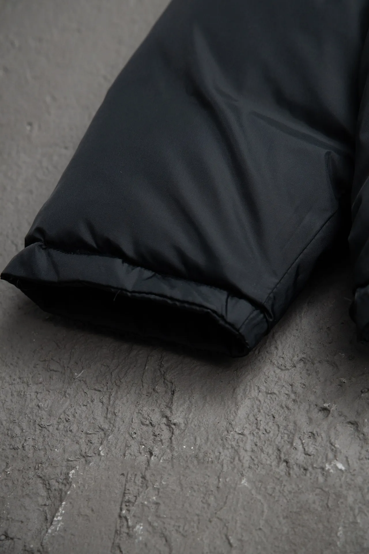 💰820 [Highest version] Balenciaga BLCG 24FW 3B embroidered black and white front and back reversible cocoon-type ski down jacket. Correct version. Custom dyed 70D plain nylon jacket fabric. Fabric level 4 water-repellent coating process. The front and back are made of the same fabric. 3D laser cutting. The whole body follows the original cocoon design. The interior is made of double-layer 330 gallbladder. Filled with 500 grams of Xinjiang pearl particle cotton. Zipper pockets on both sides Imported eco-friendly glue heat-setting ink printing technology Tajima high-speed embroidery machine machine embroidery 3B logo three-dimensional and full Hem elastic elastic spring buckle design Customized hardware zipper with front and reverse rail puller Opening the mold to customize the original air eye Opening the mold to customize the original logo sugar cube rope stopper Original main mark washed tag brand packaging Color: black and white Size: 46/48/50/52 Size chart: Clothes length Bust Shoulder Width Sleeve Length 46: 68 138 65 60 48: 70 142 66 61 50: 72 146 67 62 52: 74 150 68 63 Note: There is a difference of 1~2CM due to manual measurement