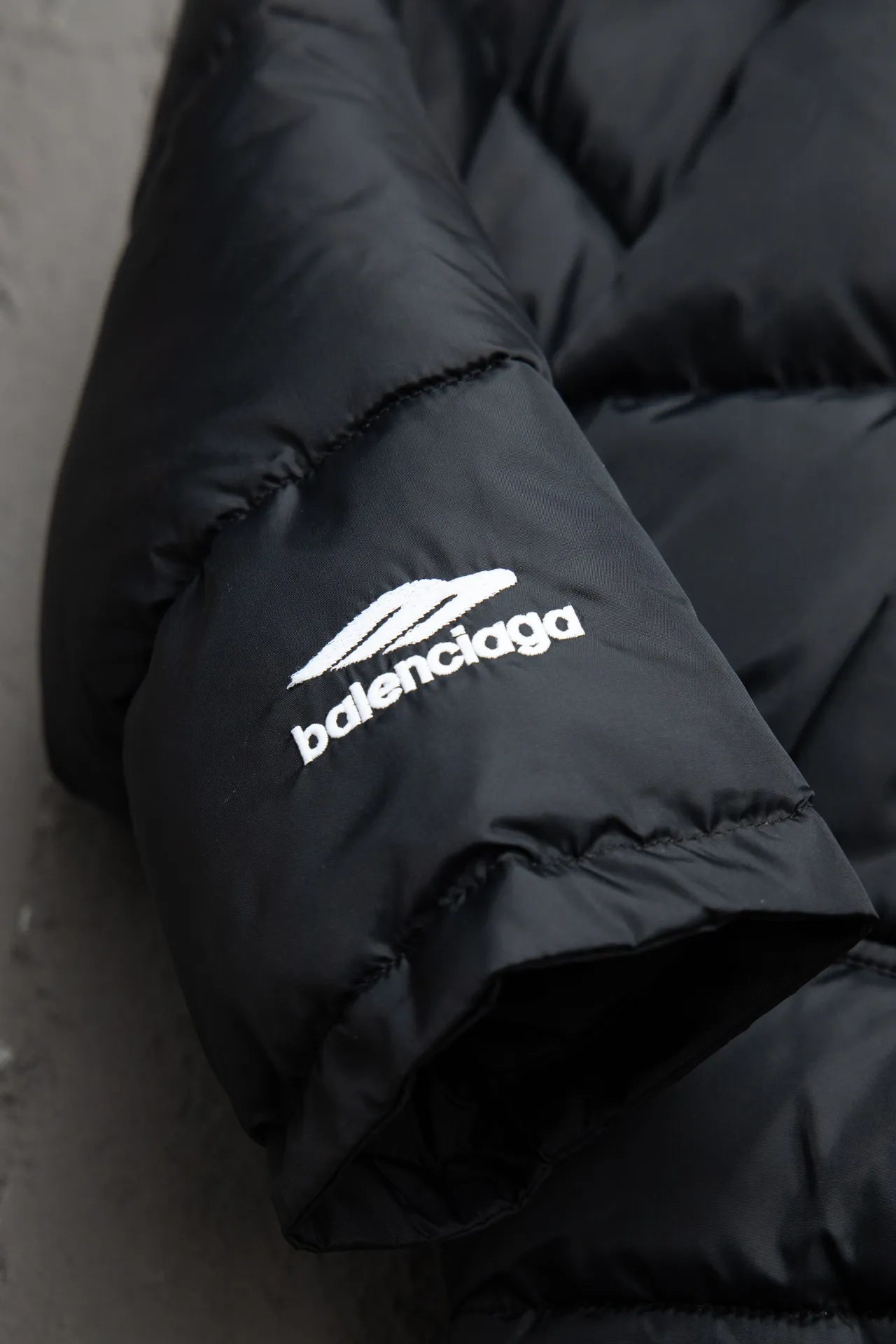 💰820 [Highest version] Balenciaga BLCG 24FW 3B embroidered black and white front and back reversible cocoon-type ski down jacket. Correct version. Custom dyed 70D plain nylon jacket fabric. Fabric level 4 water-repellent coating process. The front and back are made of the same fabric. 3D laser cutting. The whole body follows the original cocoon design. The interior is made of double-layer 330 gallbladder. Filled with 500 grams of Xinjiang pearl particle cotton. Zipper pockets on both sides Imported eco-friendly glue heat-setting ink printing technology Tajima high-speed embroidery machine machine embroidery 3B logo three-dimensional and full Hem elastic elastic spring buckle design Customized hardware zipper with front and reverse rail puller Opening the mold to customize the original air eye Opening the mold to customize the original logo sugar cube rope stopper Original main mark washed tag brand packaging Color: black and white Size: 46/48/50/52 Size chart: Clothes length Bust Shoulder Width Sleeve Length 46: 68 138 65 60 48: 70 142 66 61 50: 72 146 67 62 52: 74 150 68 63 Note: There is a difference of 1~2CM due to manual measurement