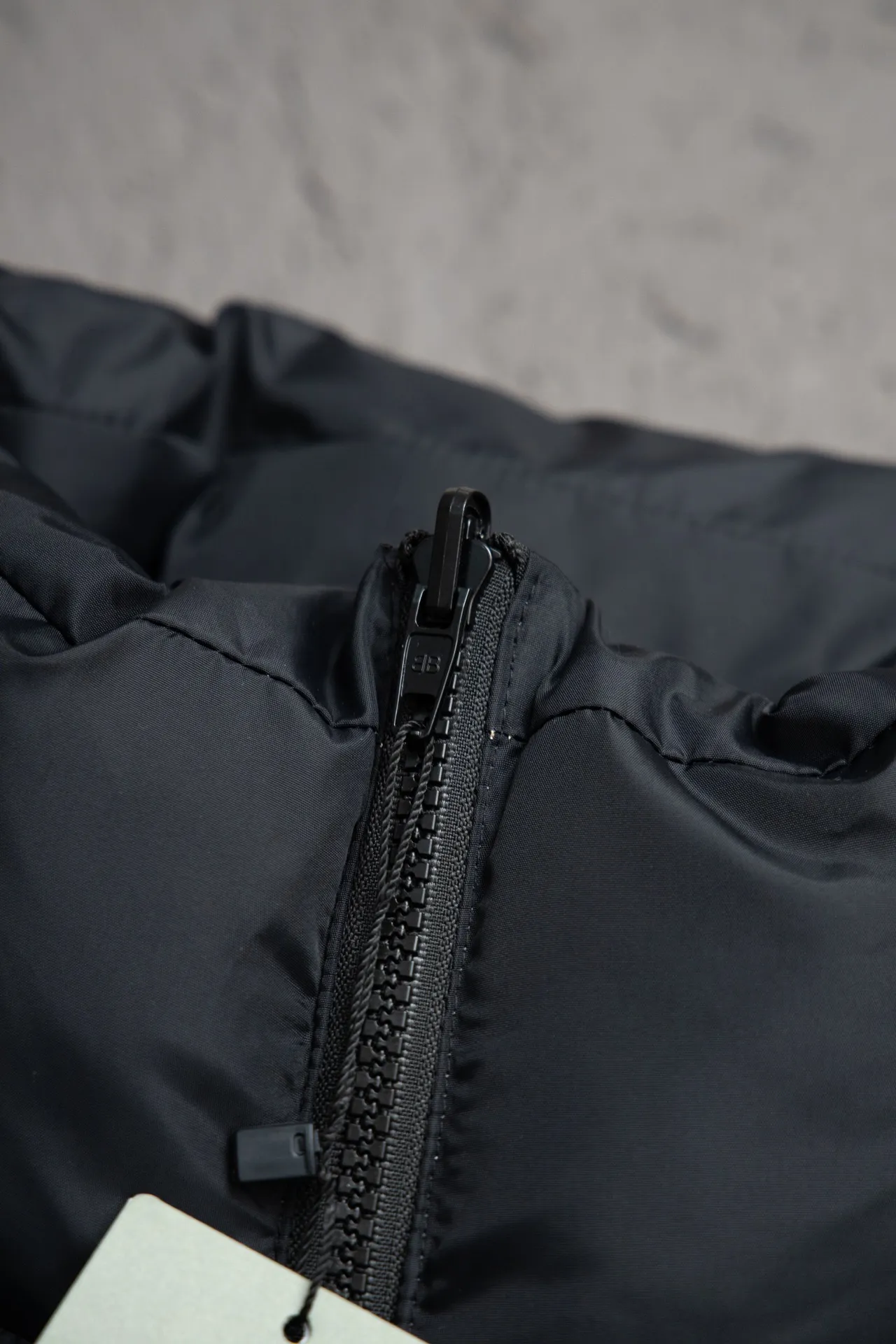 💰820 [Highest version] Balenciaga BLCG 24FW 3B embroidered black and white front and back reversible cocoon-type ski down jacket. Correct version. Custom dyed 70D plain nylon jacket fabric. Fabric level 4 water-repellent coating process. The front and back are made of the same fabric. 3D laser cutting. The whole body follows the original cocoon design. The interior is made of double-layer 330 gallbladder. Filled with 500 grams of Xinjiang pearl particle cotton. Zipper pockets on both sides Imported eco-friendly glue heat-setting ink printing technology Tajima high-speed embroidery machine machine embroidery 3B logo three-dimensional and full Hem elastic elastic spring buckle design Customized hardware zipper with front and reverse rail puller Opening the mold to customize the original air eye Opening the mold to customize the original logo sugar cube rope stopper Original main mark washed tag brand packaging Color: black and white Size: 46/48/50/52 Size chart: Clothes length Bust Shoulder Width Sleeve Length 46: 68 138 65 60 48: 70 142 66 61 50: 72 146 67 62 52: 74 150 68 63 Note: There is a difference of 1~2CM due to manual measurement