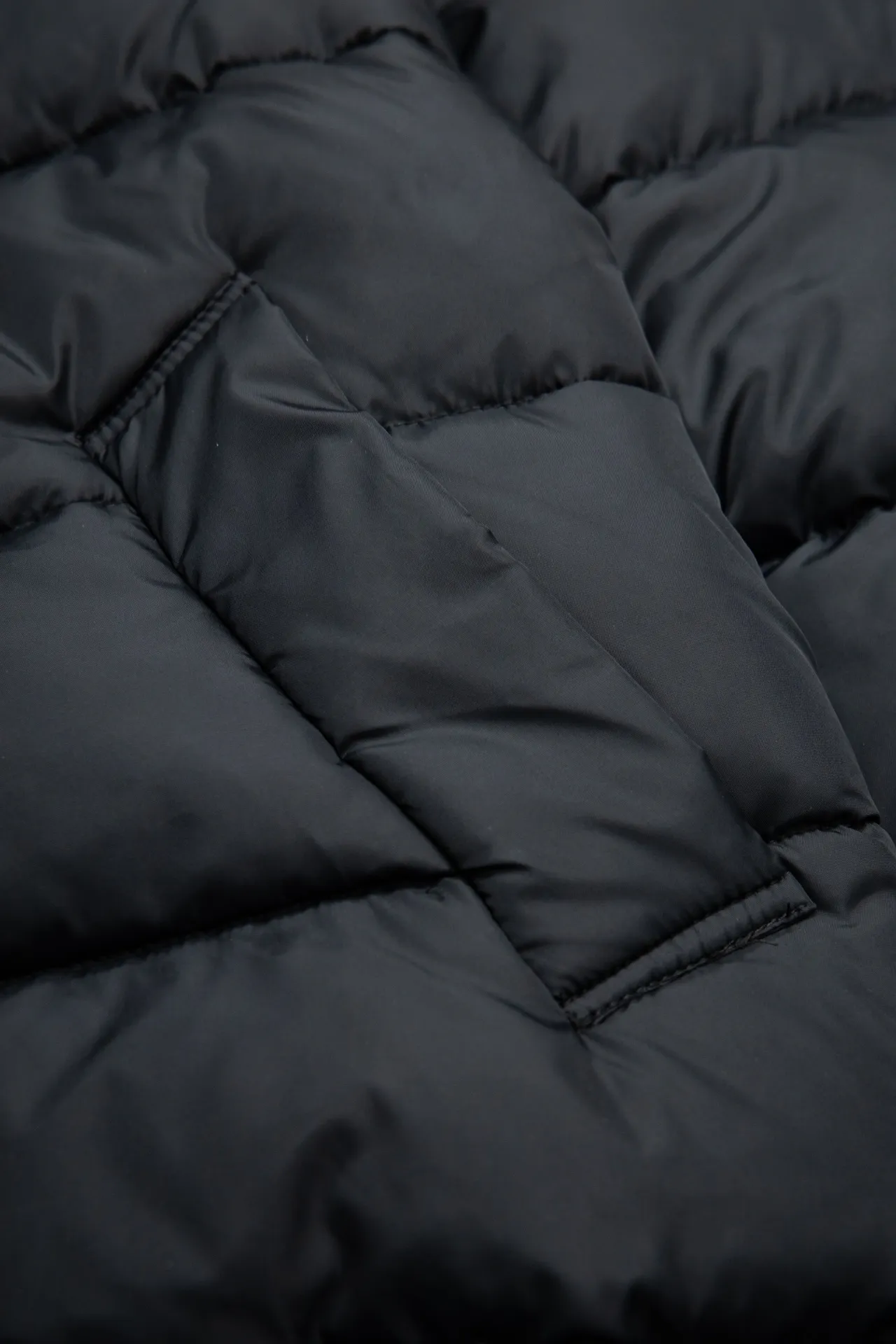 💰820 [Highest version] Balenciaga BLCG 24FW 3B embroidered black and white front and back reversible cocoon-type ski down jacket. Correct version. Custom dyed 70D plain nylon jacket fabric. Fabric level 4 water-repellent coating process. The front and back are made of the same fabric. 3D laser cutting. The whole body follows the original cocoon design. The interior is made of double-layer 330 gallbladder. Filled with 500 grams of Xinjiang pearl particle cotton. Zipper pockets on both sides Imported eco-friendly glue heat-setting ink printing technology Tajima high-speed embroidery machine machine embroidery 3B logo three-dimensional and full Hem elastic elastic spring buckle design Customized hardware zipper with front and reverse rail puller Opening the mold to customize the original air eye Opening the mold to customize the original logo sugar cube rope stopper Original main mark washed tag brand packaging Color: black and white Size: 46/48/50/52 Size chart: Clothes length Bust Shoulder Width Sleeve Length 46: 68 138 65 60 48: 70 142 66 61 50: 72 146 67 62 52: 74 150 68 63 Note: There is a difference of 1~2CM due to manual measurement