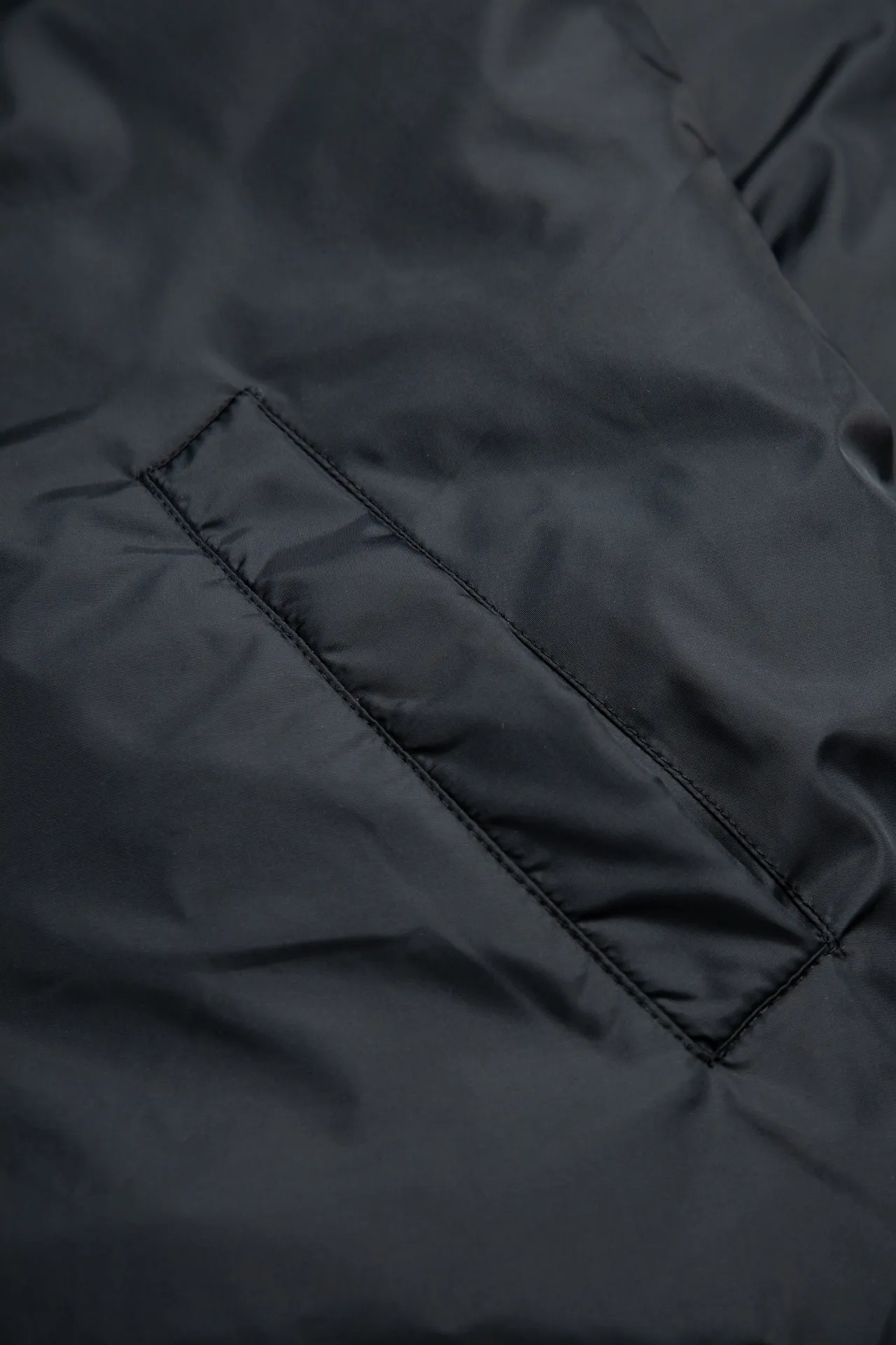 💰820 [Highest version] Balenciaga BLCG 24FW 3B embroidered black and white front and back reversible cocoon-type ski down jacket. Correct version. Custom dyed 70D plain nylon jacket fabric. Fabric level 4 water-repellent coating process. The front and back are made of the same fabric. 3D laser cutting. The whole body follows the original cocoon design. The interior is made of double-layer 330 gallbladder. Filled with 500 grams of Xinjiang pearl particle cotton. Zipper pockets on both sides Imported eco-friendly glue heat-setting ink printing technology Tajima high-speed embroidery machine machine embroidery 3B logo three-dimensional and full Hem elastic elastic spring buckle design Customized hardware zipper with front and reverse rail puller Opening the mold to customize the original air eye Opening the mold to customize the original logo sugar cube rope stopper Original main mark washed tag brand packaging Color: black and white Size: 46/48/50/52 Size chart: Clothes length Bust Shoulder Width Sleeve Length 46: 68 138 65 60 48: 70 142 66 61 50: 72 146 67 62 52: 74 150 68 63 Note: There is a difference of 1~2CM due to manual measurement