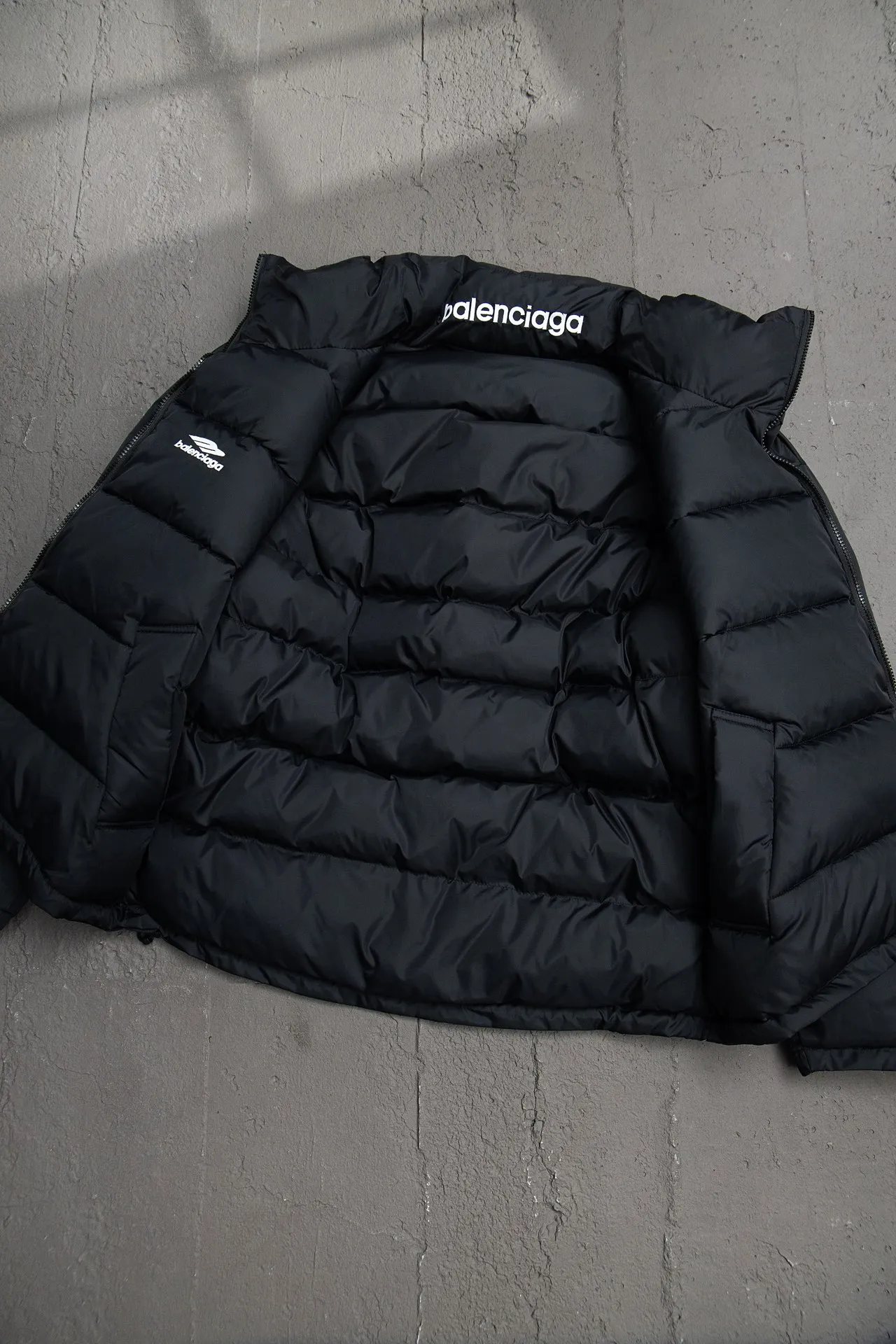💰820 [Highest version] Balenciaga BLCG 24FW 3B embroidered black and white front and back reversible cocoon-type ski down jacket. Correct version. Custom dyed 70D plain nylon jacket fabric. Fabric level 4 water-repellent coating process. The front and back are made of the same fabric. 3D laser cutting. The whole body follows the original cocoon design. The interior is made of double-layer 330 gallbladder. Filled with 500 grams of Xinjiang pearl particle cotton. Zipper pockets on both sides Imported eco-friendly glue heat-setting ink printing technology Tajima high-speed embroidery machine machine embroidery 3B logo three-dimensional and full Hem elastic elastic spring buckle design Customized hardware zipper with front and reverse rail puller Opening the mold to customize the original air eye Opening the mold to customize the original logo sugar cube rope stopper Original main mark washed tag brand packaging Color: black and white Size: 46/48/50/52 Size chart: Clothes length Bust Shoulder Width Sleeve Length 46: 68 138 65 60 48: 70 142 66 61 50: 72 146 67 62 52: 74 150 68 63 Note: There is a difference of 1~2CM due to manual measurement