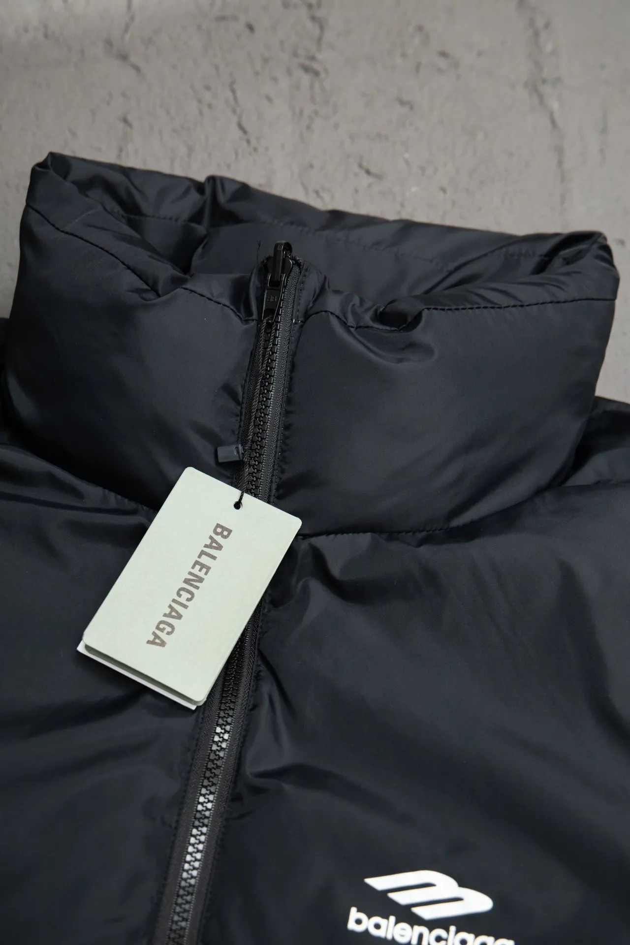 💰820 [Highest version] Balenciaga BLCG 24FW 3B embroidered black and white front and back reversible cocoon-type ski down jacket. Correct version. Custom dyed 70D plain nylon jacket fabric. Fabric level 4 water-repellent coating process. The front and back are made of the same fabric. 3D laser cutting. The whole body follows the original cocoon design. The interior is made of double-layer 330 gallbladder. Filled with 500 grams of Xinjiang pearl particle cotton. Zipper pockets on both sides Imported eco-friendly glue heat-setting ink printing technology Tajima high-speed embroidery machine machine embroidery 3B logo three-dimensional and full Hem elastic elastic spring buckle design Customized hardware zipper with front and reverse rail puller Opening the mold to customize the original air eye Opening the mold to customize the original logo sugar cube rope stopper Original main mark washed tag brand packaging Color: black and white Size: 46/48/50/52 Size chart: Clothes length Bust Shoulder Width Sleeve Length 46: 68 138 65 60 48: 70 142 66 61 50: 72 146 67 62 52: 74 150 68 63 Note: There is a difference of 1~2CM due to manual measurement