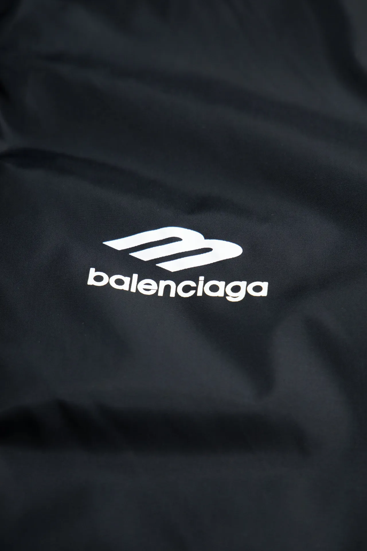 💰820 [Highest version] Balenciaga BLCG 24FW 3B embroidered black and white front and back reversible cocoon-type ski down jacket. Correct version. Custom dyed 70D plain nylon jacket fabric. Fabric level 4 water-repellent coating process. The front and back are made of the same fabric. 3D laser cutting. The whole body follows the original cocoon design. The interior is made of double-layer 330 gallbladder. Filled with 500 grams of Xinjiang pearl particle cotton. Zipper pockets on both sides Imported eco-friendly glue heat-setting ink printing technology Tajima high-speed embroidery machine machine embroidery 3B logo three-dimensional and full Hem elastic elastic spring buckle design Customized hardware zipper with front and reverse rail puller Opening the mold to customize the original air eye Opening the mold to customize the original logo sugar cube rope stopper Original main mark washed tag brand packaging Color: black and white Size: 46/48/50/52 Size chart: Clothes length Bust Shoulder Width Sleeve Length 46: 68 138 65 60 48: 70 142 66 61 50: 72 146 67 62 52: 74 150 68 63 Note: There is a difference of 1~2CM due to manual measurement