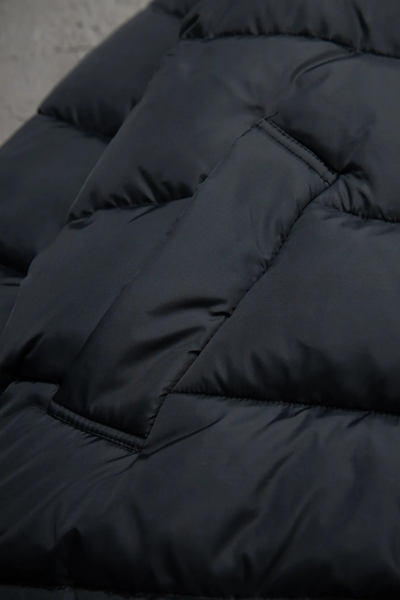 💰820 [Highest version] Balenciaga BLCG 24FW 3B embroidered black and white front and back reversible cocoon-type ski down jacket. Correct version. Custom dyed 70D plain nylon jacket fabric. Fabric level 4 water-repellent coating process. The front and back are made of the same fabric. 3D laser cutting. The whole body follows the original cocoon design. The interior is made of double-layer 330 gallbladder. Filled with 500 grams of Xinjiang pearl particle cotton. Zipper pockets on both sides Imported eco-friendly glue heat-setting ink printing technology Tajima high-speed embroidery machine machine embroidery 3B logo three-dimensional and full Hem elastic elastic spring buckle design Customized hardware zipper with front and reverse rail puller Opening the mold to customize the original air eye Opening the mold to customize the original logo sugar cube rope stopper Original main mark washed tag brand packaging Color: black and white Size: 46/48/50/52 Size chart: Clothes length Bust Shoulder Width Sleeve Length 46: 68 138 65 60 48: 70 142 66 61 50: 72 146 67 62 52: 74 150 68 63 Note: There is a difference of 1~2CM due to manual measurement