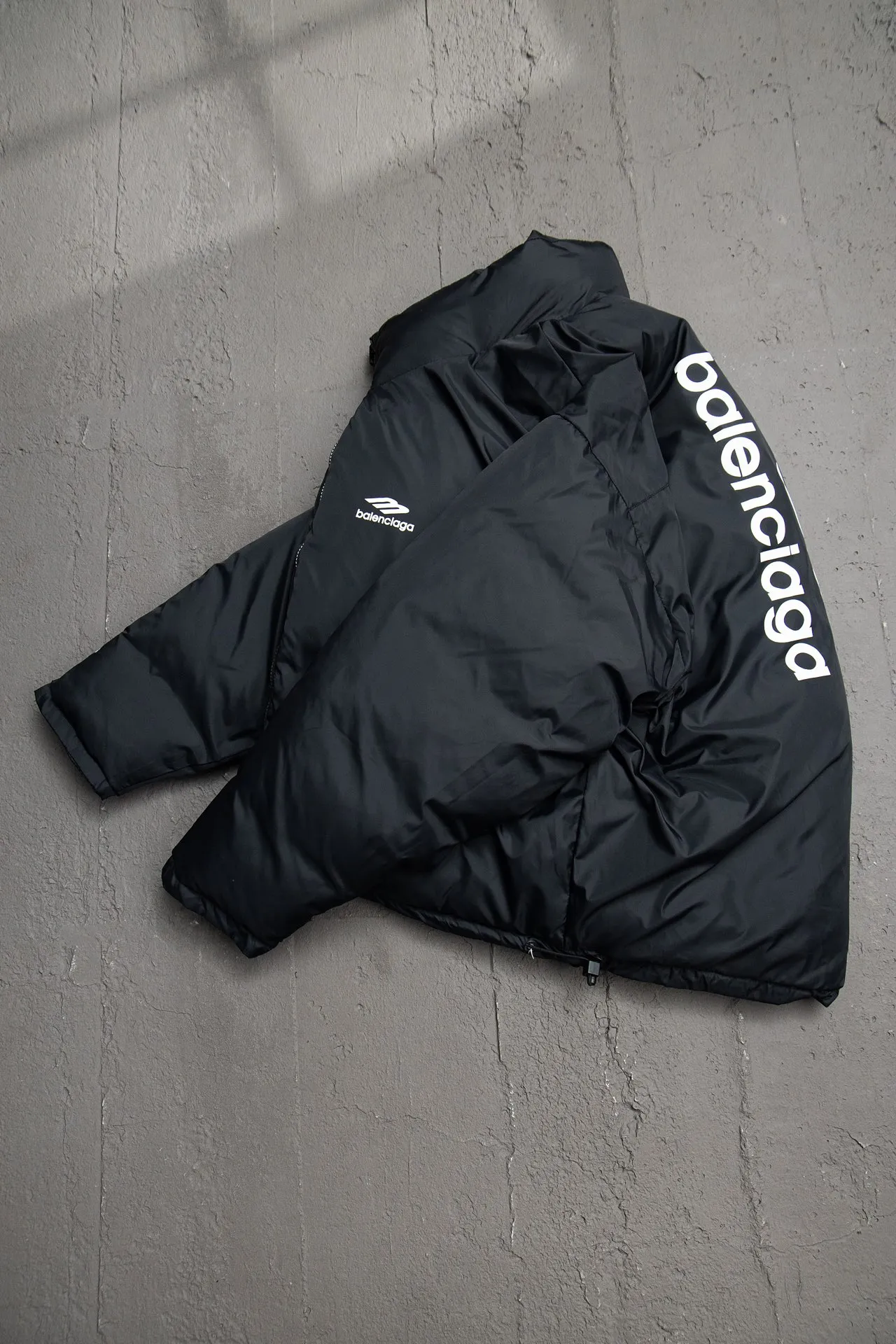 💰820 [Highest version] Balenciaga BLCG 24FW 3B embroidered black and white front and back reversible cocoon-type ski down jacket. Correct version. Custom dyed 70D plain nylon jacket fabric. Fabric level 4 water-repellent coating process. The front and back are made of the same fabric. 3D laser cutting. The whole body follows the original cocoon design. The interior is made of double-layer 330 gallbladder. Filled with 500 grams of Xinjiang pearl particle cotton. Zipper pockets on both sides Imported eco-friendly glue heat-setting ink printing technology Tajima high-speed embroidery machine machine embroidery 3B logo three-dimensional and full Hem elastic elastic spring buckle design Customized hardware zipper with front and reverse rail puller Opening the mold to customize the original air eye Opening the mold to customize the original logo sugar cube rope stopper Original main mark washed tag brand packaging Color: black and white Size: 46/48/50/52 Size chart: Clothes length Bust Shoulder Width Sleeve Length 46: 68 138 65 60 48: 70 142 66 61 50: 72 146 67 62 52: 74 150 68 63 Note: There is a difference of 1~2CM due to manual measurement