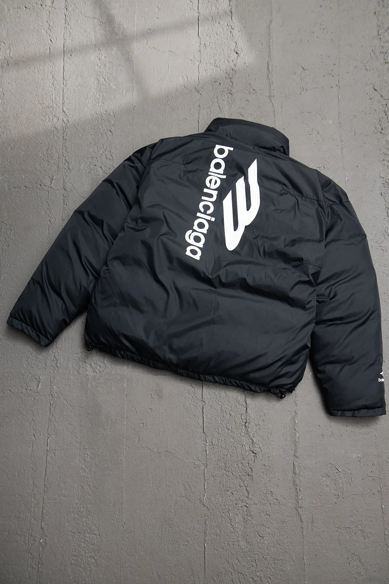 💰820 [Highest version] Balenciaga BLCG 24FW 3B embroidered black and white front and back reversible cocoon-type ski down jacket. Correct version. Custom dyed 70D plain nylon jacket fabric. Fabric level 4 water-repellent coating process. The front and back are made of the same fabric. 3D laser cutting. The whole body follows the original cocoon design. The interior is made of double-layer 330 gallbladder. Filled with 500 grams of Xinjiang pearl particle cotton. Zipper pockets on both sides Imported eco-friendly glue heat-setting ink printing technology Tajima high-speed embroidery machine machine embroidery 3B logo three-dimensional and full Hem elastic elastic spring buckle design Customized hardware zipper with front and reverse rail puller Opening the mold to customize the original air eye Opening the mold to customize the original logo sugar cube rope stopper Original main mark washed tag brand packaging Color: black and white Size: 46/48/50/52 Size chart: Clothes length Bust Shoulder Width Sleeve Length 46: 68 138 65 60 48: 70 142 66 61 50: 72 146 67 62 52: 74 150 68 63 Note: There is a difference of 1~2CM due to manual measurement