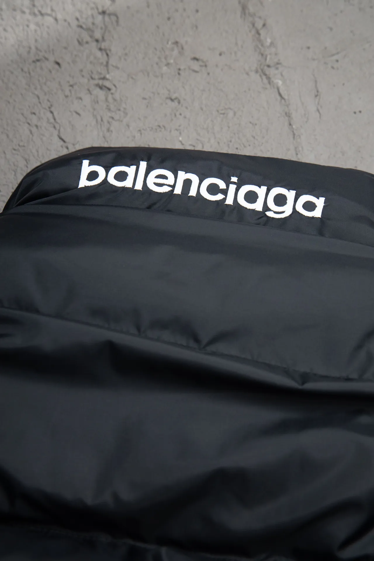 💰820 [Highest version] Balenciaga BLCG 24FW 3B embroidered black and white front and back reversible cocoon-type ski down jacket. Correct version. Custom dyed 70D plain nylon jacket fabric. Fabric level 4 water-repellent coating process. The front and back are made of the same fabric. 3D laser cutting. The whole body follows the original cocoon design. The interior is made of double-layer 330 gallbladder. Filled with 500 grams of Xinjiang pearl particle cotton. Zipper pockets on both sides Imported eco-friendly glue heat-setting ink printing technology Tajima high-speed embroidery machine machine embroidery 3B logo three-dimensional and full Hem elastic elastic spring buckle design Customized hardware zipper with front and reverse rail puller Opening the mold to customize the original air eye Opening the mold to customize the original logo sugar cube rope stopper Original main mark washed tag brand packaging Color: black and white Size: 46/48/50/52 Size chart: Clothes length Bust Shoulder Width Sleeve Length 46: 68 138 65 60 48: 70 142 66 61 50: 72 146 67 62 52: 74 150 68 63 Note: There is a difference of 1~2CM due to manual measurement
