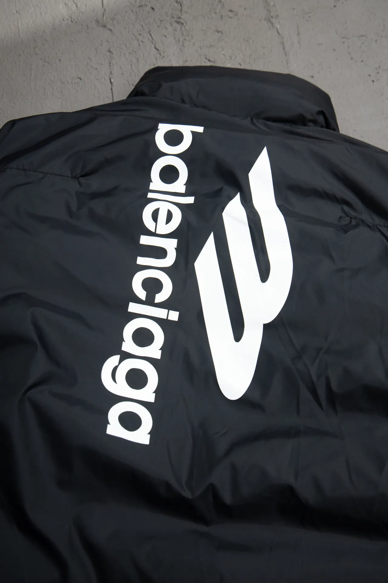 💰820 [Highest version] Balenciaga BLCG 24FW 3B embroidered black and white front and back reversible cocoon-type ski down jacket. Correct version. Custom dyed 70D plain nylon jacket fabric. Fabric level 4 water-repellent coating process. The front and back are made of the same fabric. 3D laser cutting. The whole body follows the original cocoon design. The interior is made of double-layer 330 gallbladder. Filled with 500 grams of Xinjiang pearl particle cotton. Zipper pockets on both sides Imported eco-friendly glue heat-setting ink printing technology Tajima high-speed embroidery machine machine embroidery 3B logo three-dimensional and full Hem elastic elastic spring buckle design Customized hardware zipper with front and reverse rail puller Opening the mold to customize the original air eye Opening the mold to customize the original logo sugar cube rope stopper Original main mark washed tag brand packaging Color: black and white Size: 46/48/50/52 Size chart: Clothes length Bust Shoulder Width Sleeve Length 46: 68 138 65 60 48: 70 142 66 61 50: 72 146 67 62 52: 74 150 68 63 Note: There is a difference of 1~2CM due to manual measurement