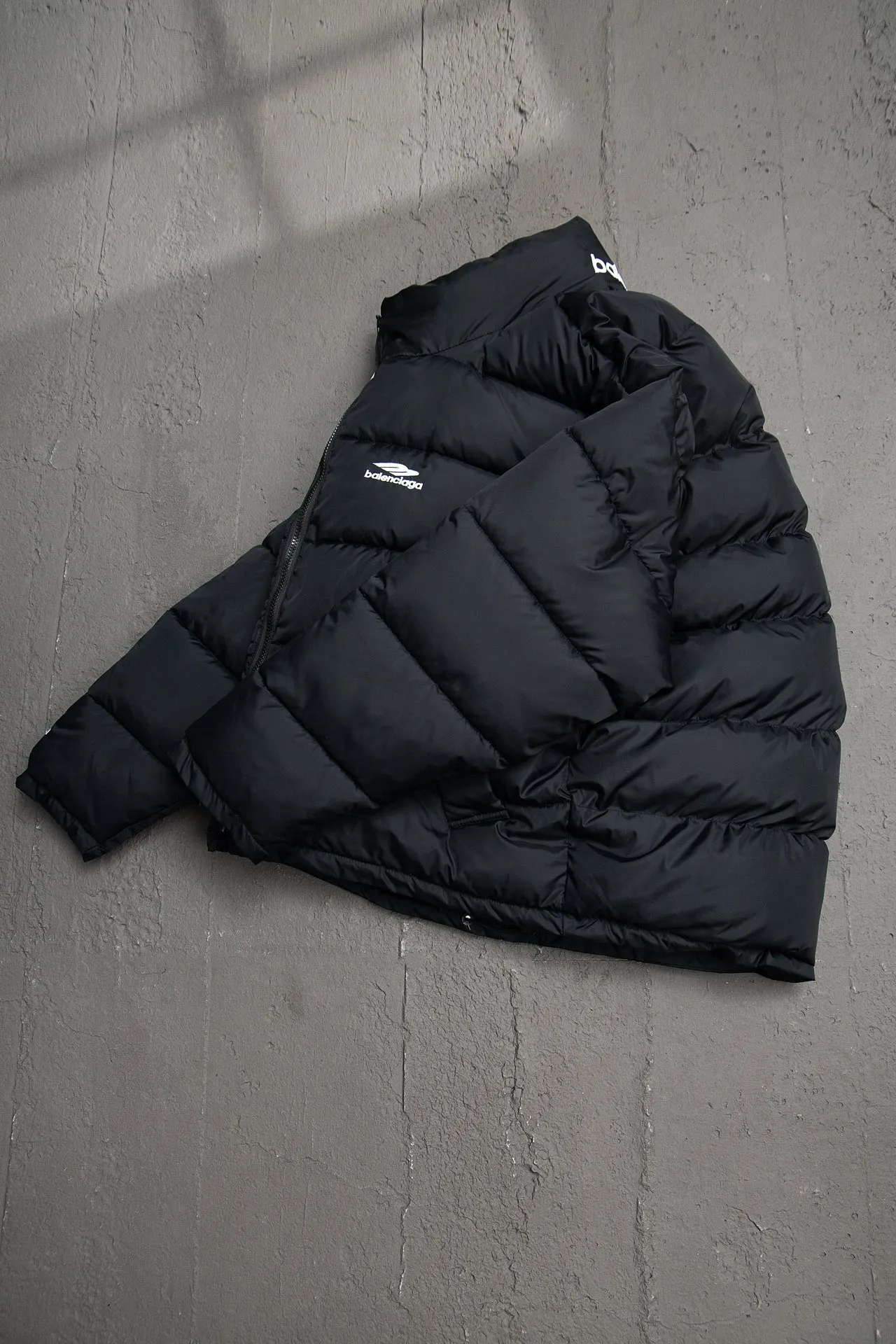 💰820 [Highest version] Balenciaga BLCG 24FW 3B embroidered black and white front and back reversible cocoon-type ski down jacket. Correct version. Custom dyed 70D plain nylon jacket fabric. Fabric level 4 water-repellent coating process. The front and back are made of the same fabric. 3D laser cutting. The whole body follows the original cocoon design. The interior is made of double-layer 330 gallbladder. Filled with 500 grams of Xinjiang pearl particle cotton. Zipper pockets on both sides Imported eco-friendly glue heat-setting ink printing technology Tajima high-speed embroidery machine machine embroidery 3B logo three-dimensional and full Hem elastic elastic spring buckle design Customized hardware zipper with front and reverse rail puller Opening the mold to customize the original air eye Opening the mold to customize the original logo sugar cube rope stopper Original main mark washed tag brand packaging Color: black and white Size: 46/48/50/52 Size chart: Clothes length Bust Shoulder Width Sleeve Length 46: 68 138 65 60 48: 70 142 66 61 50: 72 146 67 62 52: 74 150 68 63 Note: There is a difference of 1~2CM due to manual measurement