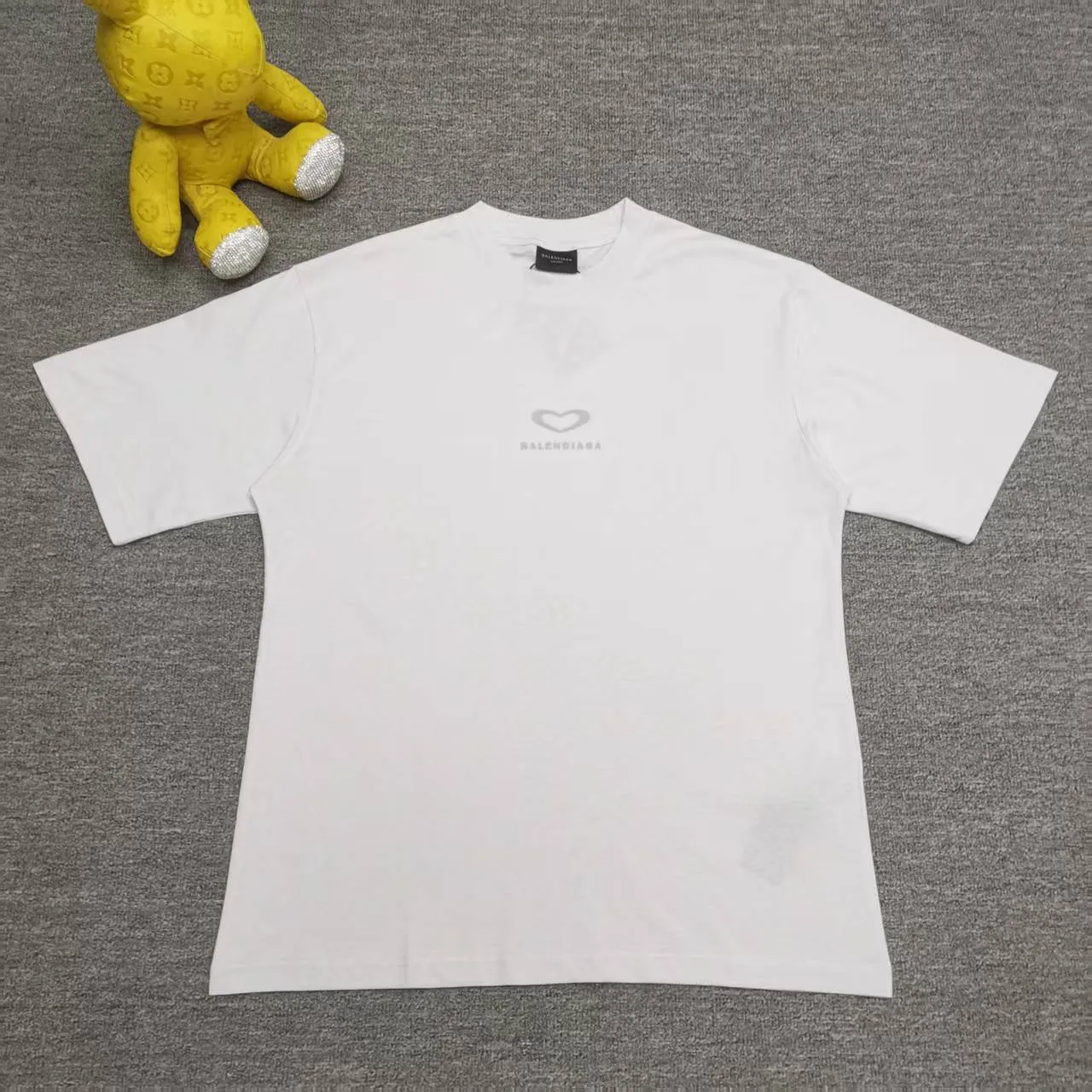 [Top version. Official website quality] BALENCI*GA/Paris.SS25 latest model, Paris Chinese Valentine's Day limited edition, short-sleeved T-shirt with love LOGO embroidery on the front and love LOGO printing on the back. Brick cabinet synchronization. Genuine product development at the first time, welcome to compare! The fabric is made of Paris ZP custom-woven and dyed cotton double yarn. Weighing 260 grams, the cloth surface is clean. The cloth pattern is clear, soft and comfortable. The threads are dyed with no color difference. The embroidery is done using imported Tajima embroidery machines. The printing uses environmentally friendly imported rubber paddles. The letters are clear and the effect is three-dimensional. The version adopts OS loose shoulder design. Same style for men and women. Color: black, red, pink, off-white. Size: XS S M L P260