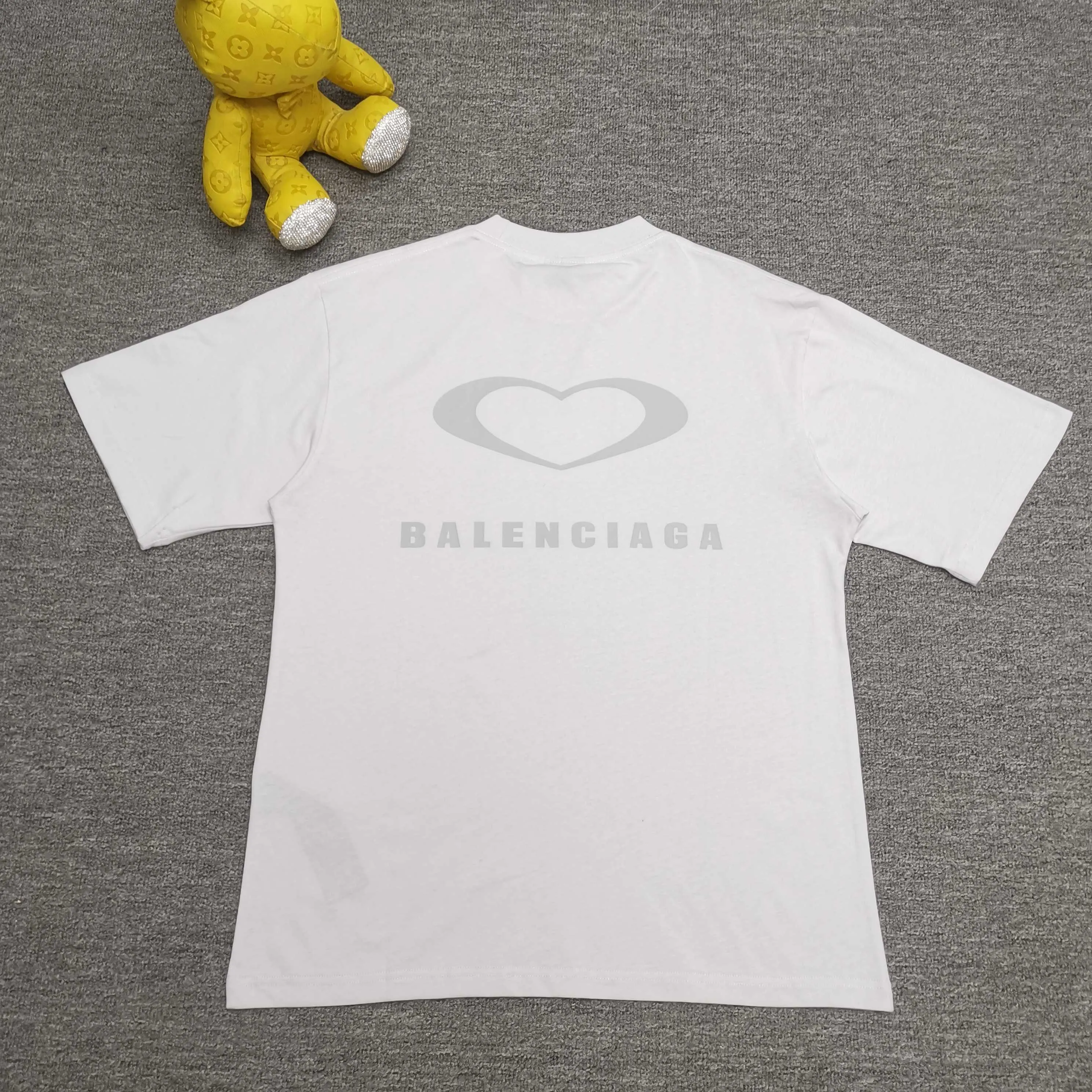[Top version. Official website quality] BALENCI*GA/Paris.SS25 latest model, Paris Chinese Valentine's Day limited edition, short-sleeved T-shirt with love LOGO embroidery on the front and love LOGO printing on the back. Brick cabinet synchronization. Genuine product development at the first time, welcome to compare! The fabric is made of Paris ZP custom-woven and dyed cotton double yarn. Weighing 260 grams, the cloth surface is clean. The cloth pattern is clear, soft and comfortable. The threads are dyed with no color difference. The embroidery is done using imported Tajima embroidery machines. The printing uses environmentally friendly imported rubber paddles. The letters are clear and the effect is three-dimensional. The version adopts OS loose shoulder design. Same style for men and women. Color: black, red, pink, off-white. Size: XS S M L P260