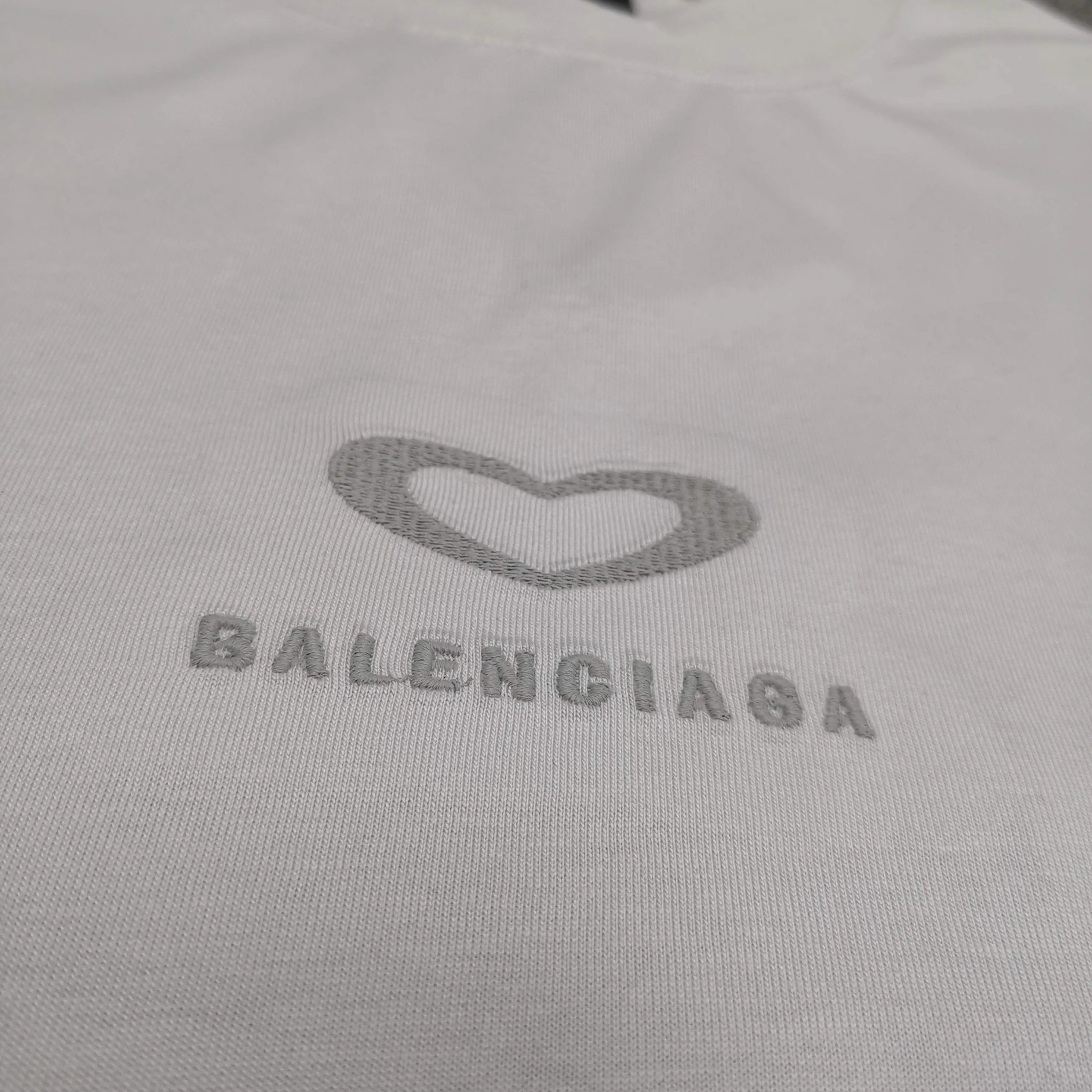 [Top version. Official website quality] BALENCI*GA/Paris.SS25 latest model, Paris Chinese Valentine's Day limited edition, short-sleeved T-shirt with love LOGO embroidery on the front and love LOGO printing on the back. Brick cabinet synchronization. Genuine product development at the first time, welcome to compare! The fabric is made of Paris ZP custom-woven and dyed cotton double yarn. Weighing 260 grams, the cloth surface is clean. The cloth pattern is clear, soft and comfortable. The threads are dyed with no color difference. The embroidery is done using imported Tajima embroidery machines. The printing uses environmentally friendly imported rubber paddles. The letters are clear and the effect is three-dimensional. The version adopts OS loose shoulder design. Same style for men and women. Color: black, red, pink, off-white. Size: XS S M L P260