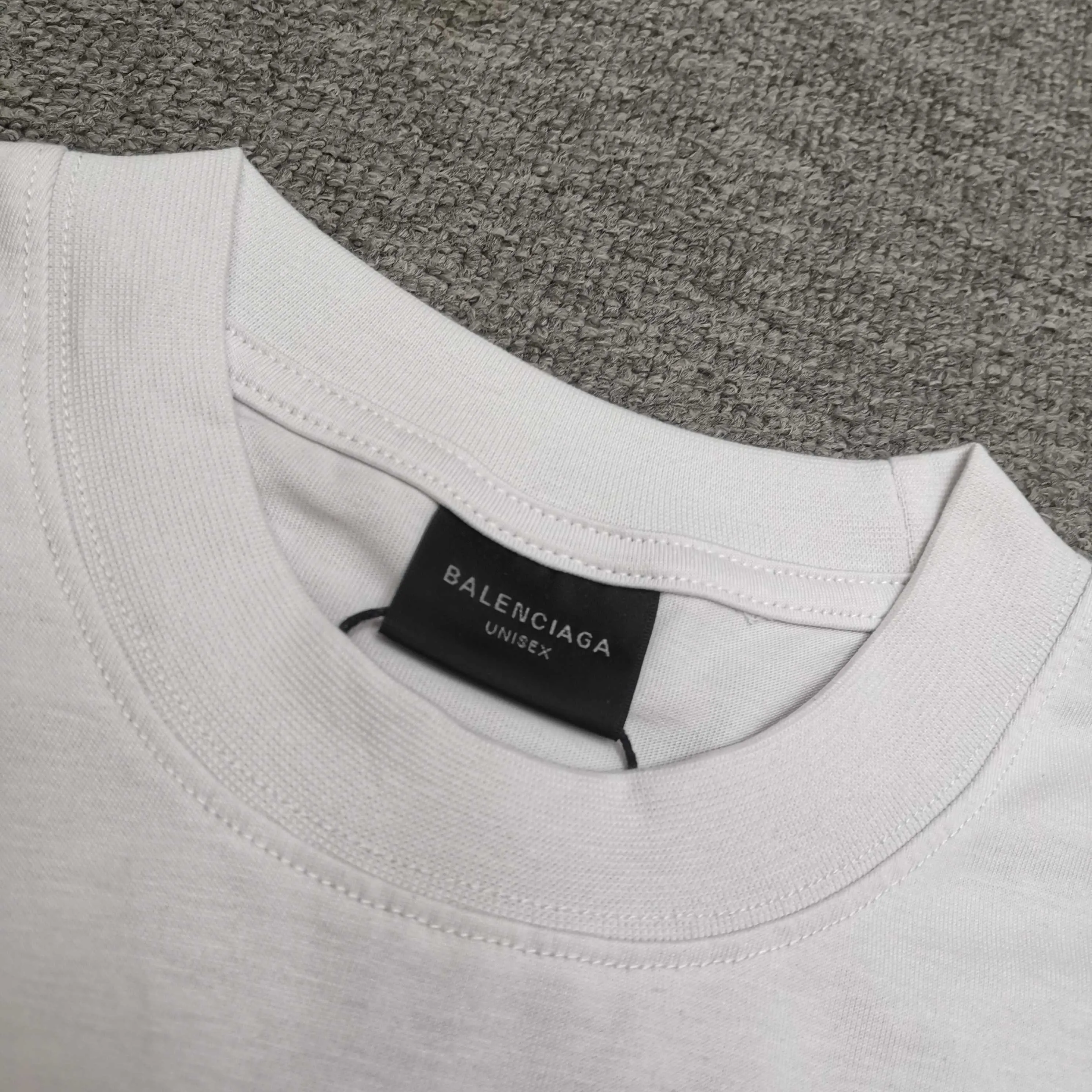 [Top version. Official website quality] BALENCI*GA/Paris.SS25 latest model, Paris Chinese Valentine's Day limited edition, short-sleeved T-shirt with love LOGO embroidery on the front and love LOGO printing on the back. Brick cabinet synchronization. Genuine product development at the first time, welcome to compare! The fabric is made of Paris ZP custom-woven and dyed cotton double yarn. Weighing 260 grams, the cloth surface is clean. The cloth pattern is clear, soft and comfortable. The threads are dyed with no color difference. The embroidery is done using imported Tajima embroidery machines. The printing uses environmentally friendly imported rubber paddles. The letters are clear and the effect is three-dimensional. The version adopts OS loose shoulder design. Same style for men and women. Color: black, red, pink, off-white. Size: XS S M L P260
