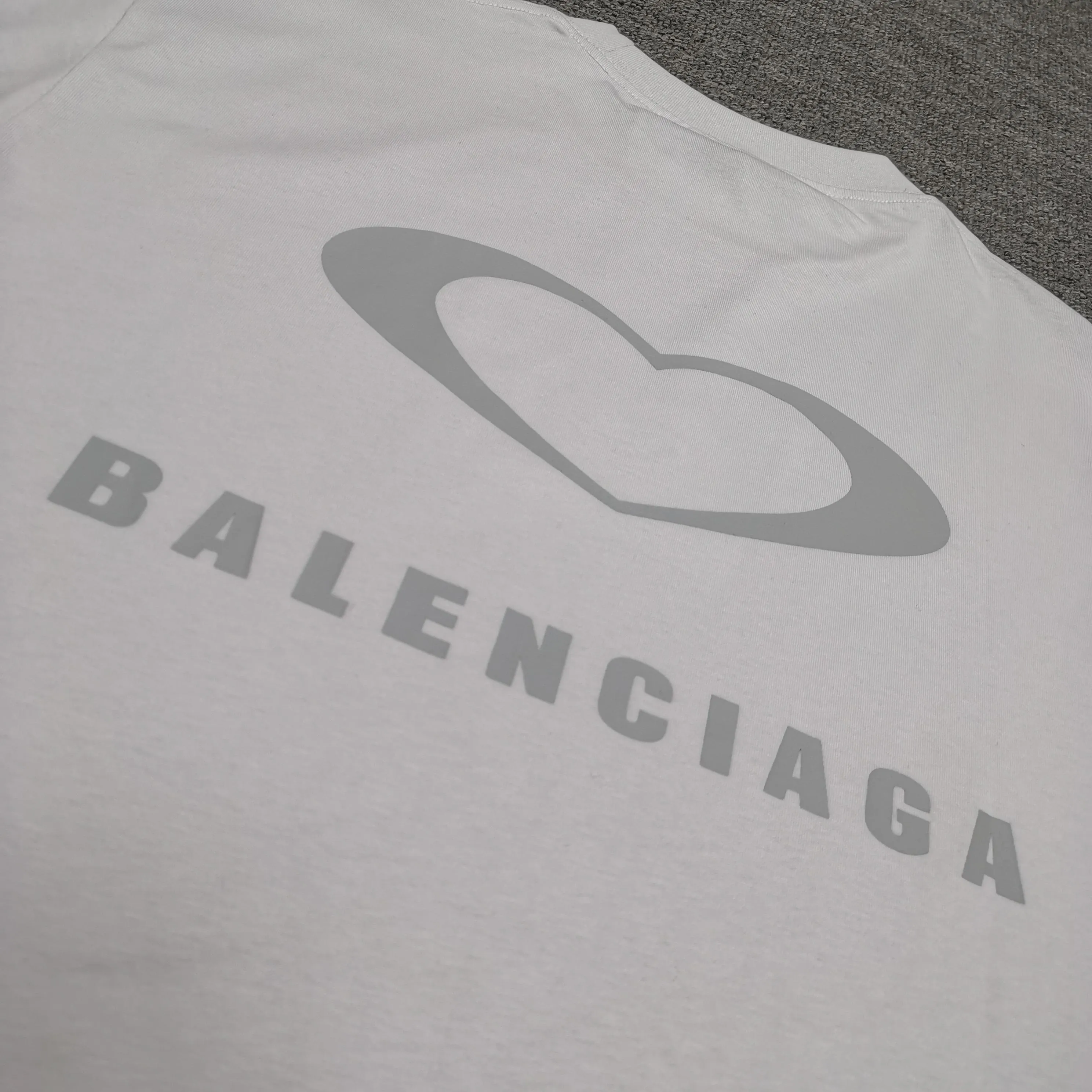 [Top version. Official website quality] BALENCI*GA/Paris.SS25 latest model, Paris Chinese Valentine's Day limited edition, short-sleeved T-shirt with love LOGO embroidery on the front and love LOGO printing on the back. Brick cabinet synchronization. Genuine product development at the first time, welcome to compare! The fabric is made of Paris ZP custom-woven and dyed cotton double yarn. Weighing 260 grams, the cloth surface is clean. The cloth pattern is clear, soft and comfortable. The threads are dyed with no color difference. The embroidery is done using imported Tajima embroidery machines. The printing uses environmentally friendly imported rubber paddles. The letters are clear and the effect is three-dimensional. The version adopts OS loose shoulder design. Same style for men and women. Color: black, red, pink, off-white. Size: XS S M L P260