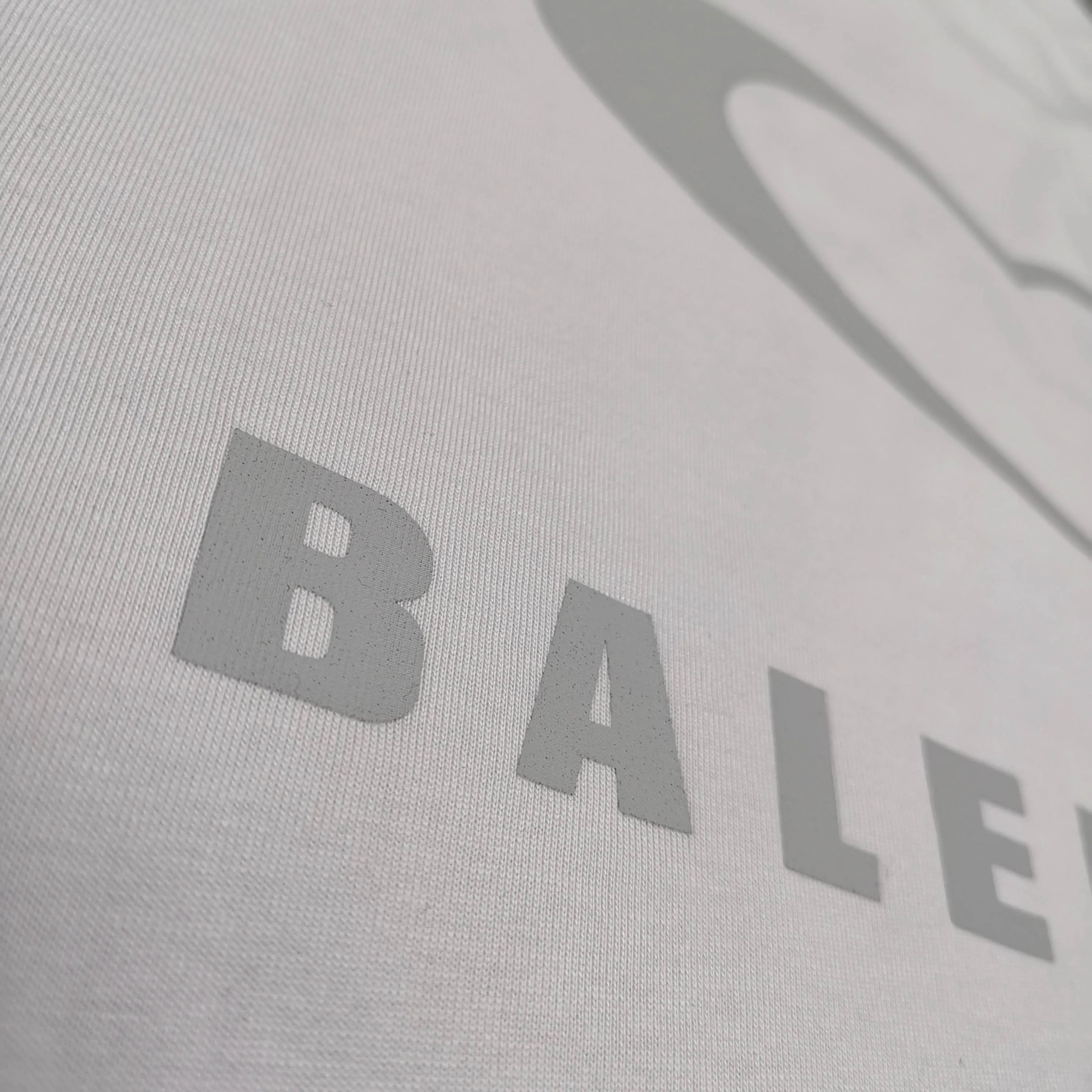 [Top version. Official website quality] BALENCI*GA/Paris.SS25 latest model, Paris Chinese Valentine's Day limited edition, short-sleeved T-shirt with love LOGO embroidery on the front and love LOGO printing on the back. Brick cabinet synchronization. Genuine product development at the first time, welcome to compare! The fabric is made of Paris ZP custom-woven and dyed cotton double yarn. Weighing 260 grams, the cloth surface is clean. The cloth pattern is clear, soft and comfortable. The threads are dyed with no color difference. The embroidery is done using imported Tajima embroidery machines. The printing uses environmentally friendly imported rubber paddles. The letters are clear and the effect is three-dimensional. The version adopts OS loose shoulder design. Same style for men and women. Color: black, red, pink, off-white. Size: XS S M L P260
