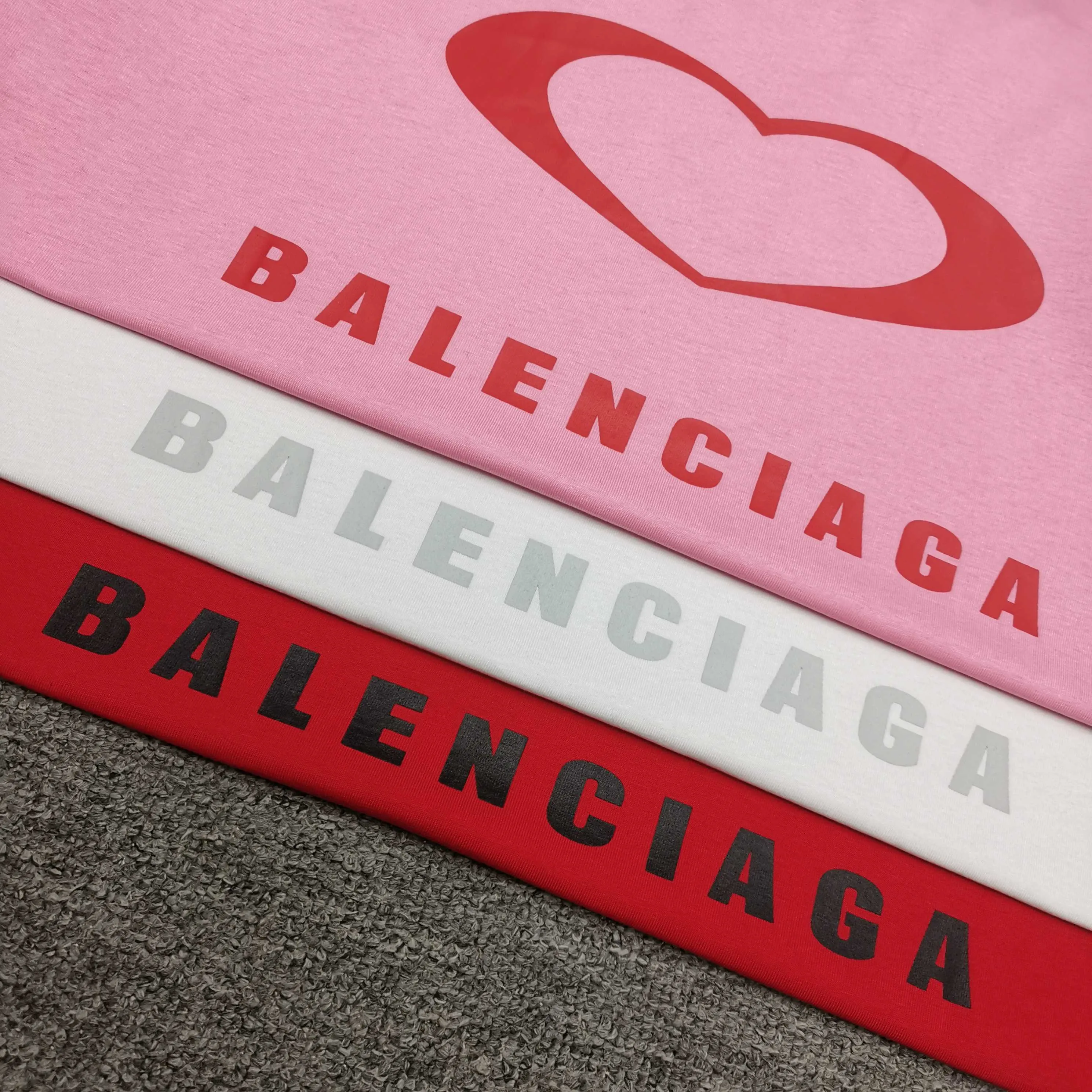[Top version. Official website quality] BALENCI*GA/Paris.SS25 latest model, Paris Chinese Valentine's Day limited edition, short-sleeved T-shirt with love LOGO embroidery on the front and love LOGO printing on the back. Brick cabinet synchronization. Genuine product development at the first time, welcome to compare! The fabric is made of Paris ZP custom-woven and dyed cotton double yarn. Weighing 260 grams, the cloth surface is clean. The cloth pattern is clear, soft and comfortable. The threads are dyed with no color difference. The embroidery is done using imported Tajima embroidery machines. The printing uses environmentally friendly imported rubber paddles. The letters are clear and the effect is three-dimensional. The version adopts OS loose shoulder design. Same style for men and women. Color: black, red, pink, off-white. Size: XS S M L P260