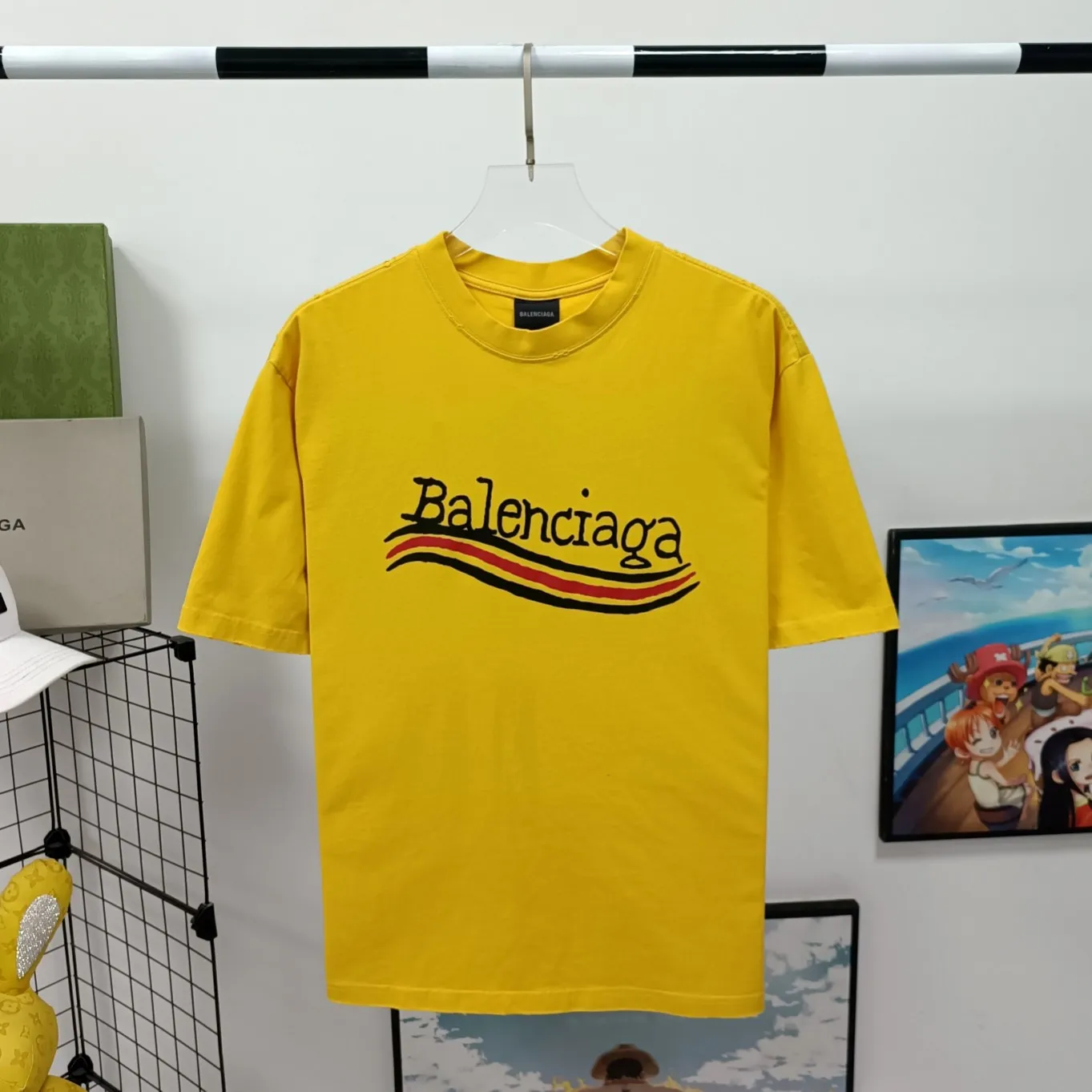 [New arrival] Top tested version BALENCIAGA 23SS male and female couple star same style pure cotton loose Cola Malone graffiti ripped short-sleeved T-shirt. Customized 1:1 colorless dyed fabric. Matched thread. Double enzyme garment wash to ensure durability and washability and not easy to deform. Imported machine water-based ink printing, delicate printing, like graffiti. Purely hand-washed, polished and aged! Comparable to yb, the quality is very different from the market version. If you know the goods, please compare. The fabric is made of 280g double-ply double-yarn plain cotton loose fabric. It feels smooth, loose, breathable and full of drape.  Color: Yellow Blue Size: XS-L P:270