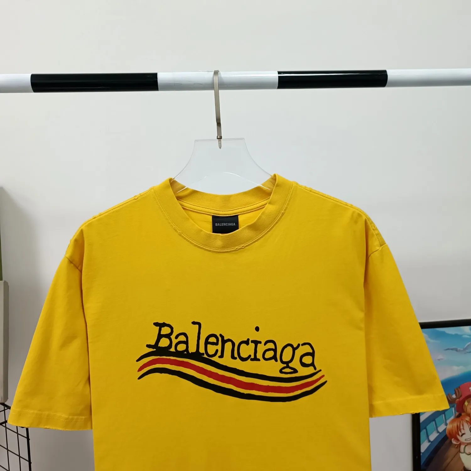 [New arrival] Top tested version BALENCIAGA 23SS male and female couple star same style pure cotton loose Cola Malone graffiti ripped short-sleeved T-shirt. Customized 1:1 colorless dyed fabric. Matched thread. Double enzyme garment wash to ensure durability and washability and not easy to deform. Imported machine water-based ink printing, delicate printing, like graffiti. Purely hand-washed, polished and aged! Comparable to yb, the quality is very different from the market version. If you know the goods, please compare. The fabric is made of 280g double-ply double-yarn plain cotton loose fabric. It feels smooth, loose, breathable and full of drape.  Color: Yellow Blue Size: XS-L P:270