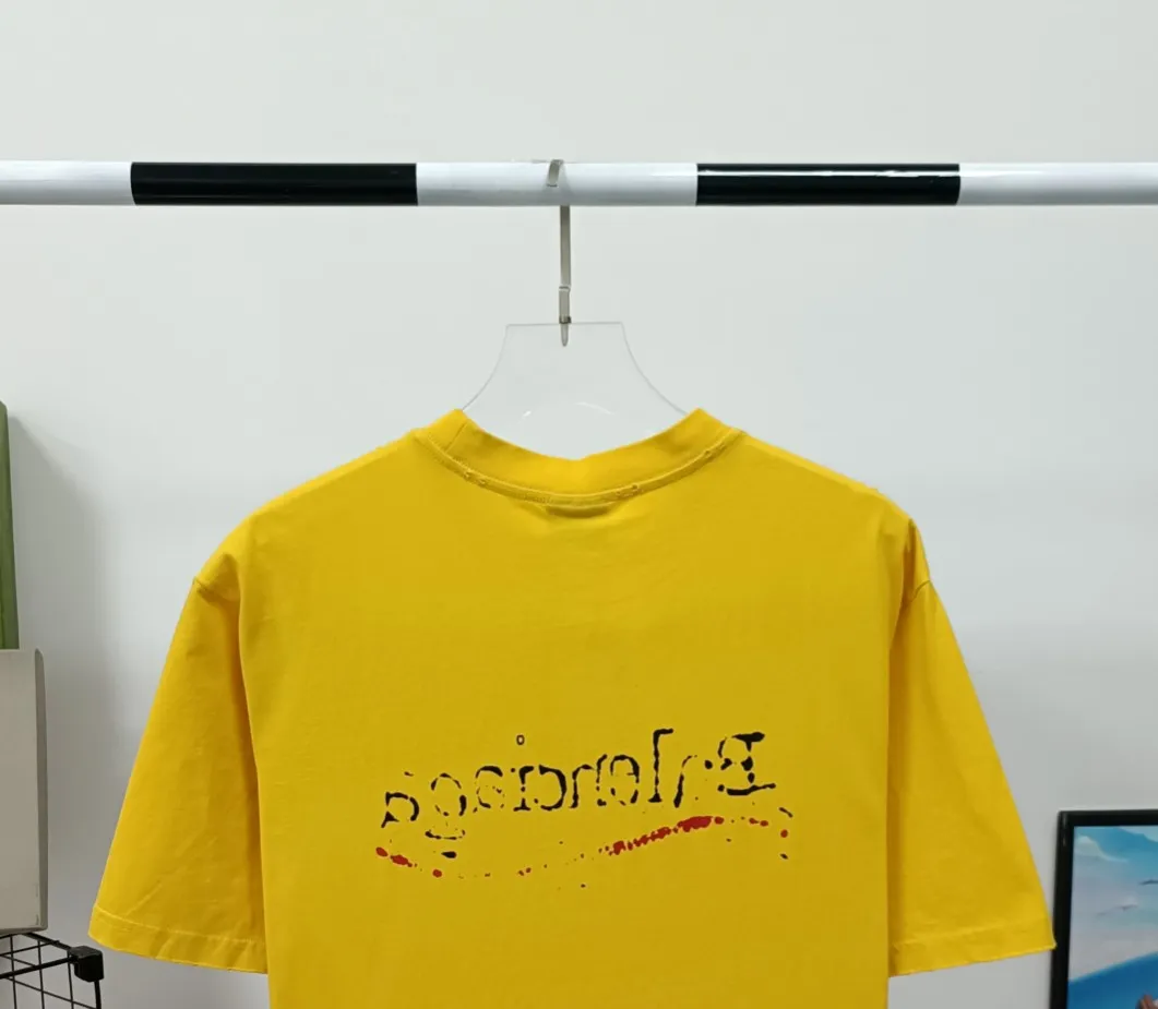 [New arrival] Top tested version BALENCIAGA 23SS male and female couple star same style pure cotton loose Cola Malone graffiti ripped short-sleeved T-shirt. Customized 1:1 colorless dyed fabric. Matched thread. Double enzyme garment wash to ensure durability and washability and not easy to deform. Imported machine water-based ink printing, delicate printing, like graffiti. Purely hand-washed, polished and aged! Comparable to yb, the quality is very different from the market version. If you know the goods, please compare. The fabric is made of 280g double-ply double-yarn plain cotton loose fabric. It feels smooth, loose, breathable and full of drape.  Color: Yellow Blue Size: XS-L P:270