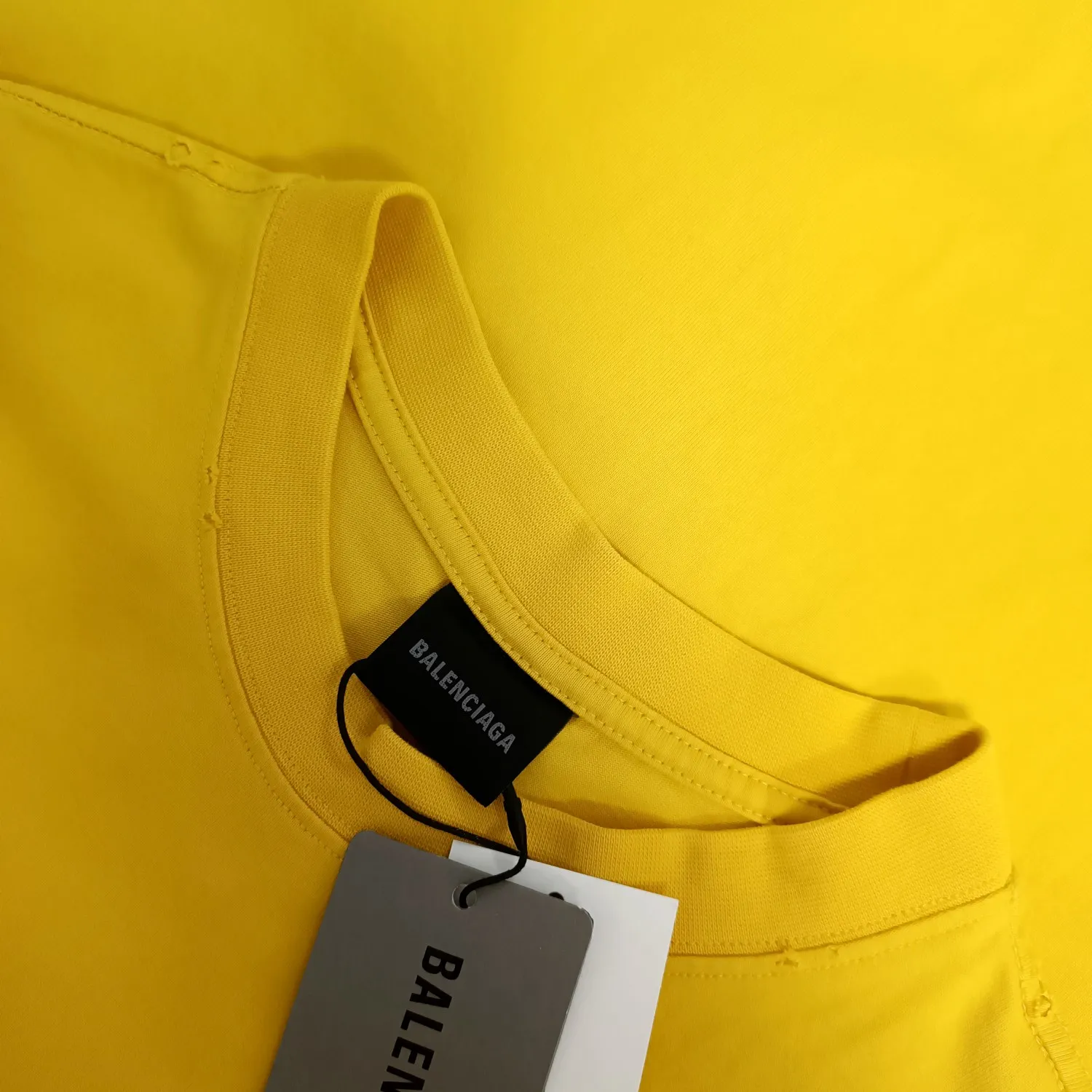 [New arrival] Top tested version BALENCIAGA 23SS male and female couple star same style pure cotton loose Cola Malone graffiti ripped short-sleeved T-shirt. Customized 1:1 colorless dyed fabric. Matched thread. Double enzyme garment wash to ensure durability and washability and not easy to deform. Imported machine water-based ink printing, delicate printing, like graffiti. Purely hand-washed, polished and aged! Comparable to yb, the quality is very different from the market version. If you know the goods, please compare. The fabric is made of 280g double-ply double-yarn plain cotton loose fabric. It feels smooth, loose, breathable and full of drape.  Color: Yellow Blue Size: XS-L P:270