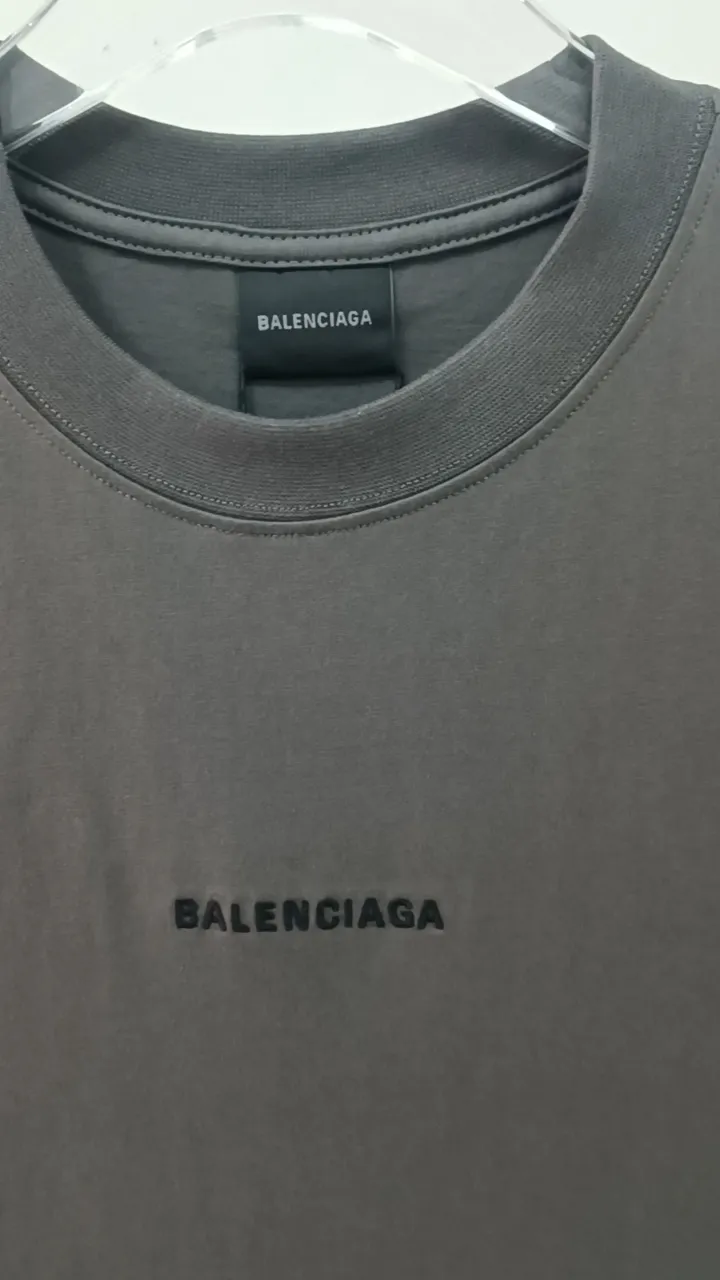 Frontal real-shot video————The top tested version of BALENCIAGA Paris classic letter embroidery for male and female couples stars in the same style pure cotton loose short-sleeved T-shirt. The T-shirt looks simple and classic. The garment-making process is extremely complex. It uses imported Tajima machine heavy-duty high-density embroidery. The fine embroidery has no rough edges and stray threads. It is very tight and has obvious concave and convex texture. 4w needle heavy embroidery for ready-made clothes. Breaking the traditional process of embroidering first and then sewing. The embroidery process is different from market currency and highly restores the yb effect. Custom-woven and custom-dyed 280 grams of new color fabrics. Custom-dyed threads in the same vat with zero color difference. Exclusive high quality. Welcome to compare. Same style for men and women. Color: dark purple. Size: XS-L P:260