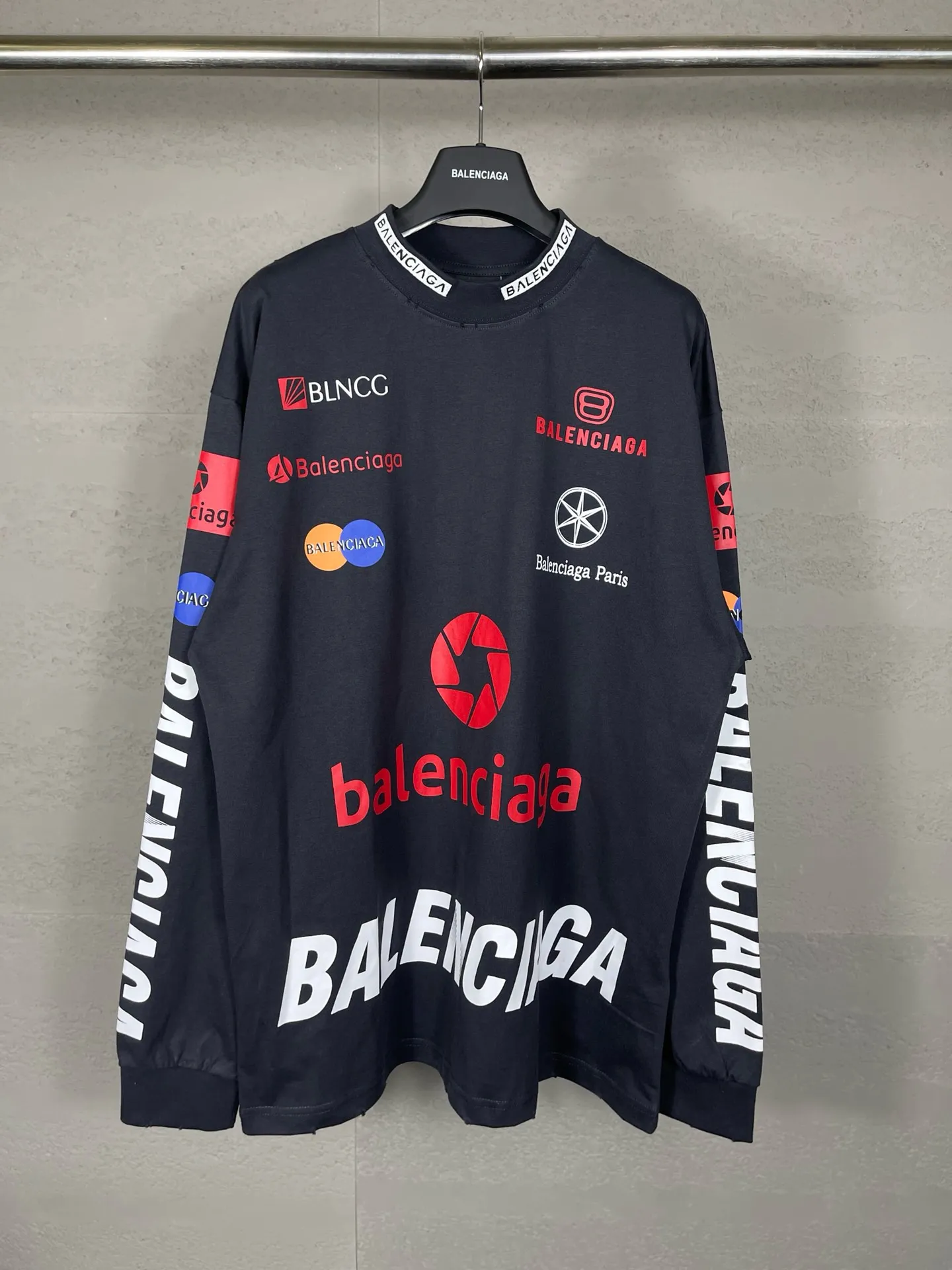 🅿️220 real photos [Top version. Official website quality] BALENCI*GA/Paris BALENCI*GA#2024 latest model, multiple LoGO classic prints, collar embroidery, ready-to-wear worn long-sleeved T-shirts. Brick cabinet synchronization. Genuine products are developed and developed in the first time. Welcome to compare! Notice! ️The authentic product is worn and worn throughout. The fabric is made of Paris ZP custom-woven and dyed 100% cotton with double yarns and compact cotton. The weight is 260 grams. The cloth surface is clean. The cloth pattern is clear. It is soft and comfortable. It has good color fastness and is not easy to change color. The threads are woven and dyed with no color difference. The printing is done by computer direct printing, and the rib embroidery on the front collar has a three-dimensional effect. The garment is distressed and worn, with ultra-high craftsmanship. The version adopts the OS loose shoulder style. Same style for men and women. Coding: BL225011 Color: white, dark gray blue Size: XS S M L