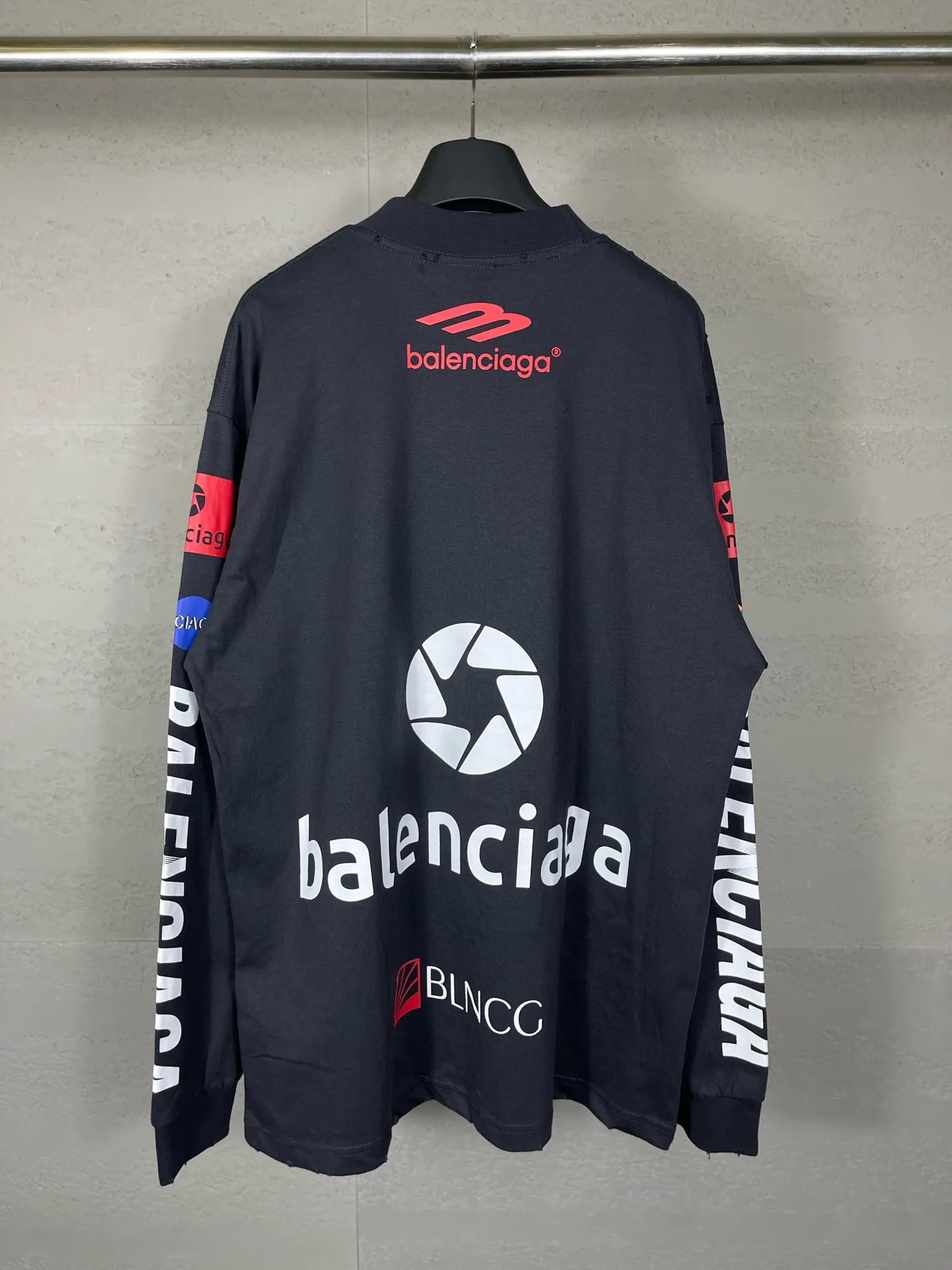 🅿️220 real photos [Top version. Official website quality] BALENCI*GA/Paris BALENCI*GA#2024 latest model, multiple LoGO classic prints, collar embroidery, ready-to-wear worn long-sleeved T-shirts. Brick cabinet synchronization. Genuine products are developed and developed in the first time. Welcome to compare! Notice! ️The authentic product is worn and worn throughout. The fabric is made of Paris ZP custom-woven and dyed 100% cotton with double yarns and compact cotton. The weight is 260 grams. The cloth surface is clean. The cloth pattern is clear. It is soft and comfortable. It has good color fastness and is not easy to change color. The threads are woven and dyed with no color difference. The printing is done by computer direct printing, and the rib embroidery on the front collar has a three-dimensional effect. The garment is distressed and worn, with ultra-high craftsmanship. The version adopts the OS loose shoulder style. Same style for men and women. Coding: BL225011 Color: white, dark gray blue Size: XS S M L
