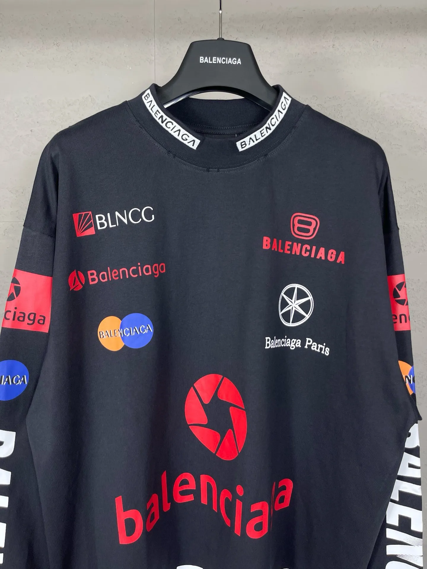 🅿️220 real photos [Top version. Official website quality] BALENCI*GA/Paris BALENCI*GA#2024 latest model, multiple LoGO classic prints, collar embroidery, ready-to-wear worn long-sleeved T-shirts. Brick cabinet synchronization. Genuine products are developed and developed in the first time. Welcome to compare! Notice! ️The authentic product is worn and worn throughout. The fabric is made of Paris ZP custom-woven and dyed 100% cotton with double yarns and compact cotton. The weight is 260 grams. The cloth surface is clean. The cloth pattern is clear. It is soft and comfortable. It has good color fastness and is not easy to change color. The threads are woven and dyed with no color difference. The printing is done by computer direct printing, and the rib embroidery on the front collar has a three-dimensional effect. The garment is distressed and worn, with ultra-high craftsmanship. The version adopts the OS loose shoulder style. Same style for men and women. Coding: BL225011 Color: white, dark gray blue Size: XS S M L