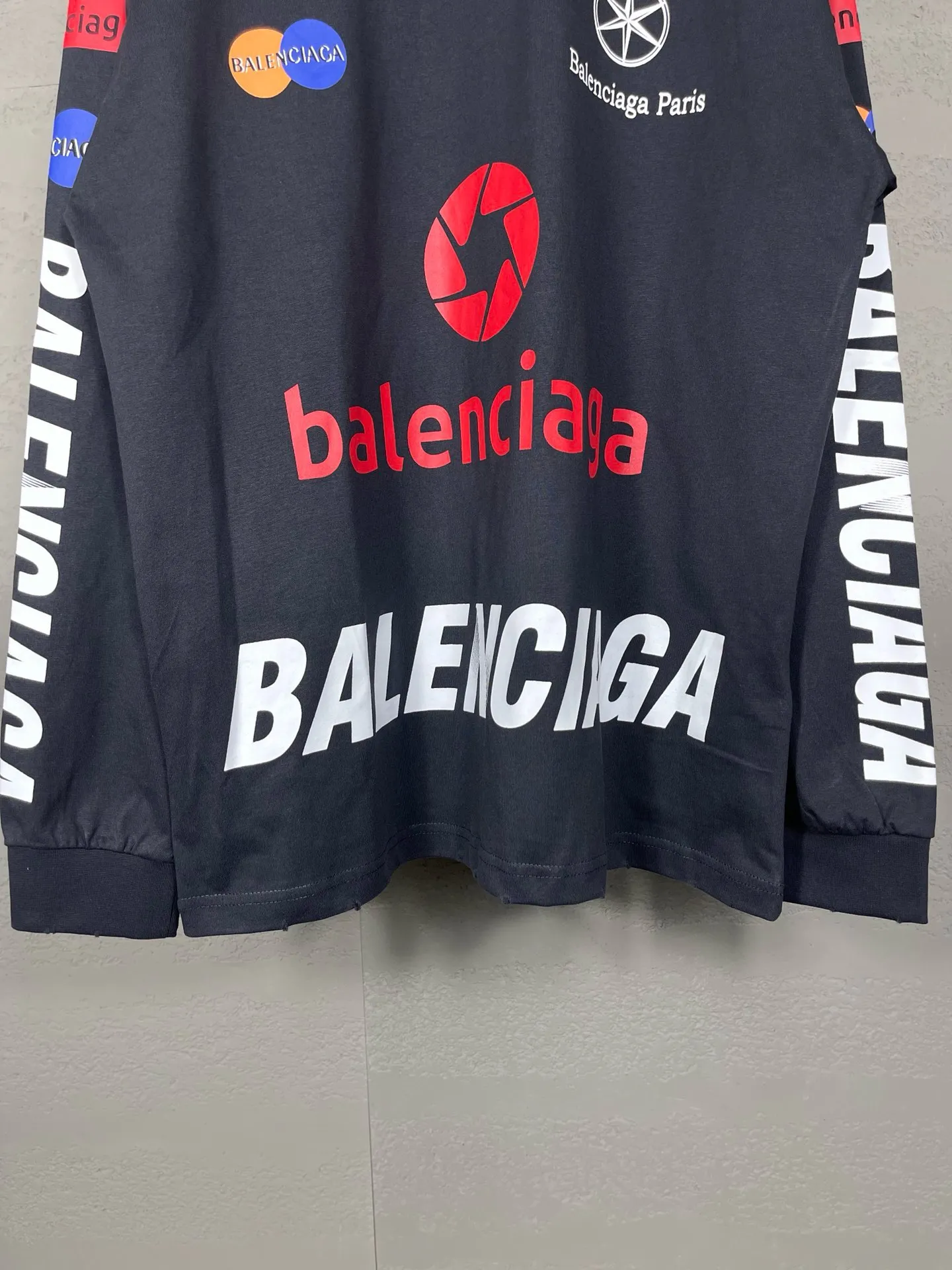 🅿️220 real photos [Top version. Official website quality] BALENCI*GA/Paris BALENCI*GA#2024 latest model, multiple LoGO classic prints, collar embroidery, ready-to-wear worn long-sleeved T-shirts. Brick cabinet synchronization. Genuine products are developed and developed in the first time. Welcome to compare! Notice! ️The authentic product is worn and worn throughout. The fabric is made of Paris ZP custom-woven and dyed 100% cotton with double yarns and compact cotton. The weight is 260 grams. The cloth surface is clean. The cloth pattern is clear. It is soft and comfortable. It has good color fastness and is not easy to change color. The threads are woven and dyed with no color difference. The printing is done by computer direct printing, and the rib embroidery on the front collar has a three-dimensional effect. The garment is distressed and worn, with ultra-high craftsmanship. The version adopts the OS loose shoulder style. Same style for men and women. Coding: BL225011 Color: white, dark gray blue Size: XS S M L