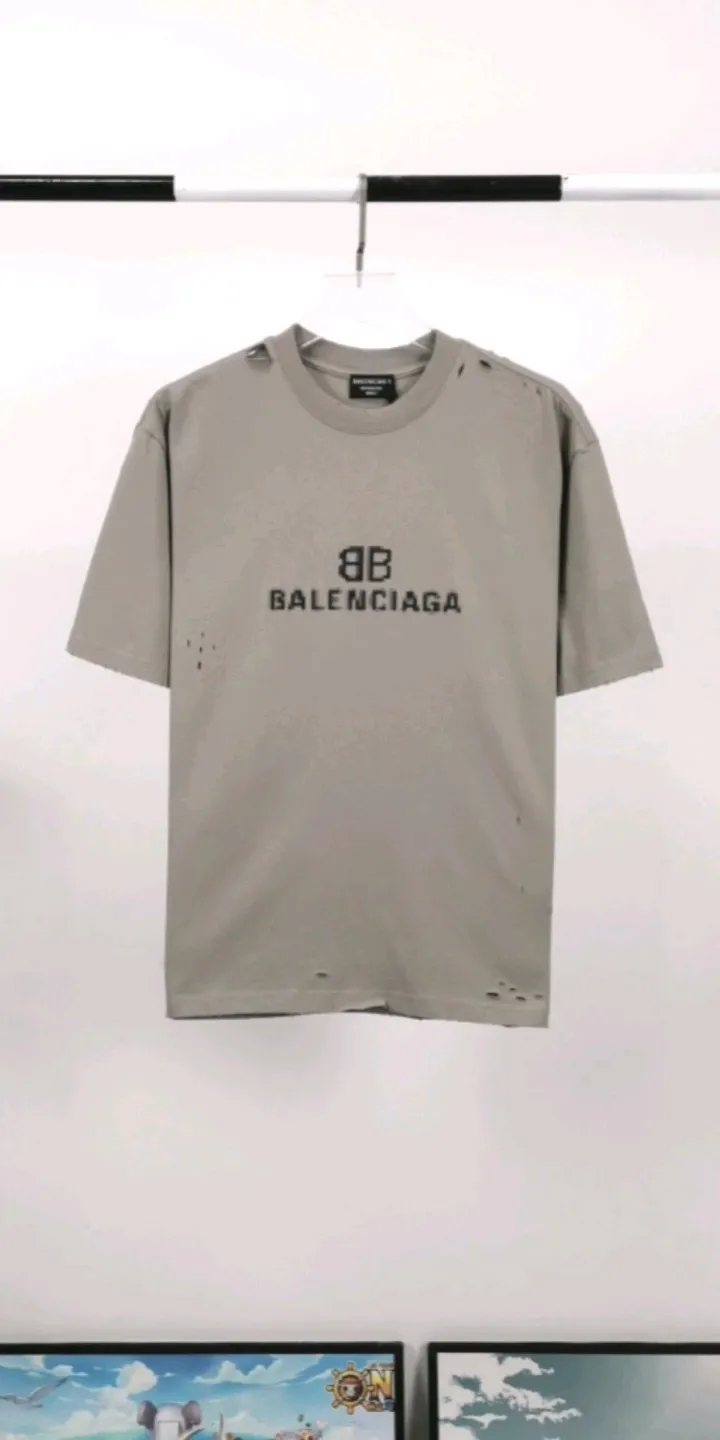 Real shot of the video - the top tested version of BALENCIAGA 22S early spring new fashion hole phantom mosaic loose short-sleeved T-shirt with blurred letters for men and women. The original version is customized with the same 260g 32-count two-ply fabric. The fabric density is extremely high. The chest is printed with digital direct injection, which has a blurred mathematical pattern dizzy effect. It restores the hazy gradient phantom printing of the English "Balenciaga" on the chest without any difference. The intercalated gray is a yarn-dyed fabric, and the yarn is dyed first and then woven. Feel free to compare.  The fabric necklines are all artificially drilled and distressed by hand. There are laser holes on the chest and back to ensure that the fabric will not wrinkle or deform when holes are made.  Size: XS-L P: 260