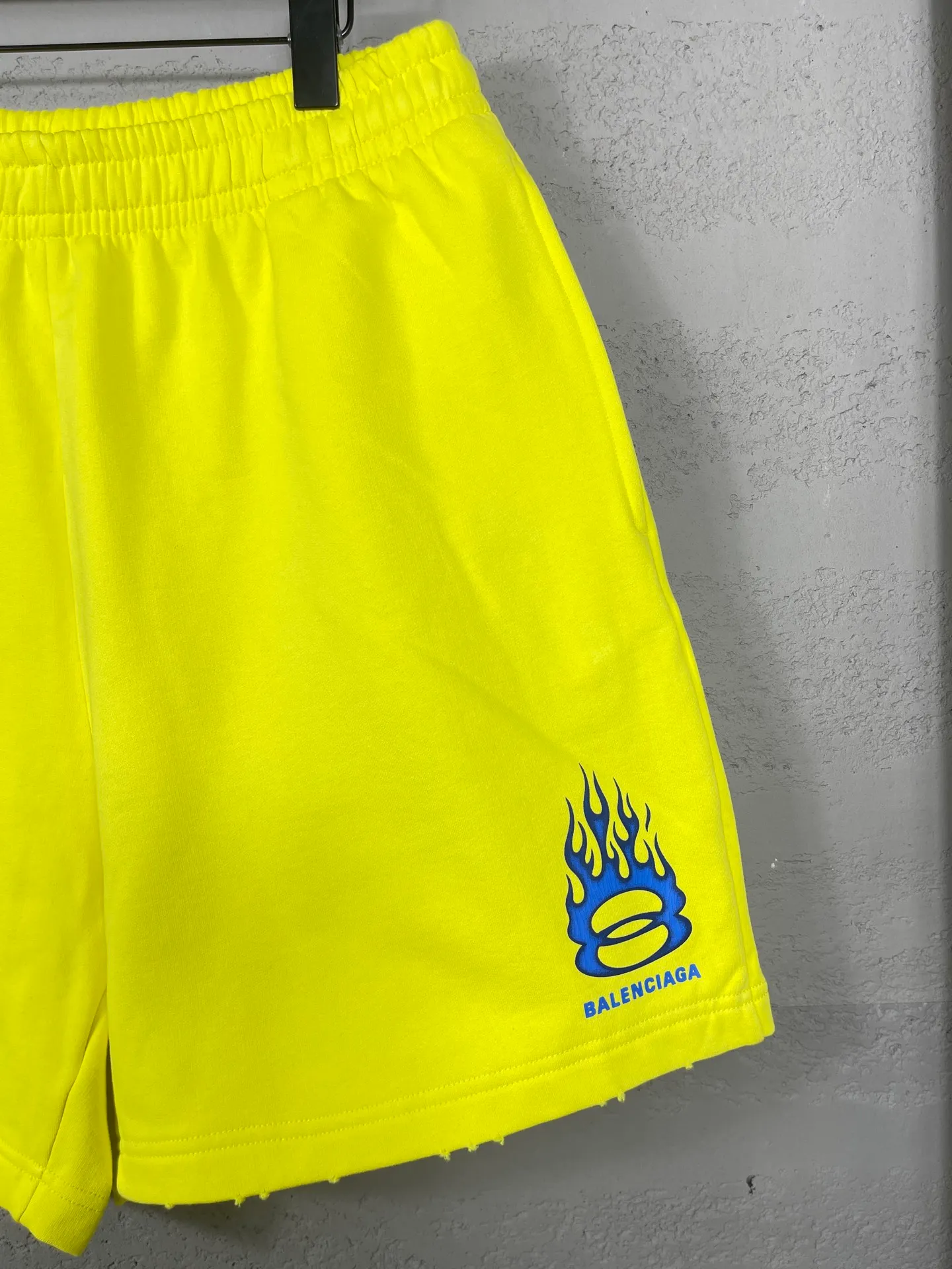 🅿️220 real photos [Top version. Official website quality] BALENCI*GA/Paris. 2025 new model. Paris double ring flame LOGO cracked print, washed, distressed and worn shorts. Brick cabinet synchronization. Genuine product developed at the first time, please print and compare! The fabric is made of Paris ZP custom-woven and dyed cotton terry sweatshirt, with a weight of 460 grams. The cloth surface is clean. The cloth pattern is clear, the hand feels soft and comfortable, and the imported environmentally friendly rubber paddles are used for printing. The letters are clear and the effect is three-dimensional. The version adopts a loose version. Same style for men and women. Code: BL257026 Color: black, fluorescent yellow Size: XS S M L