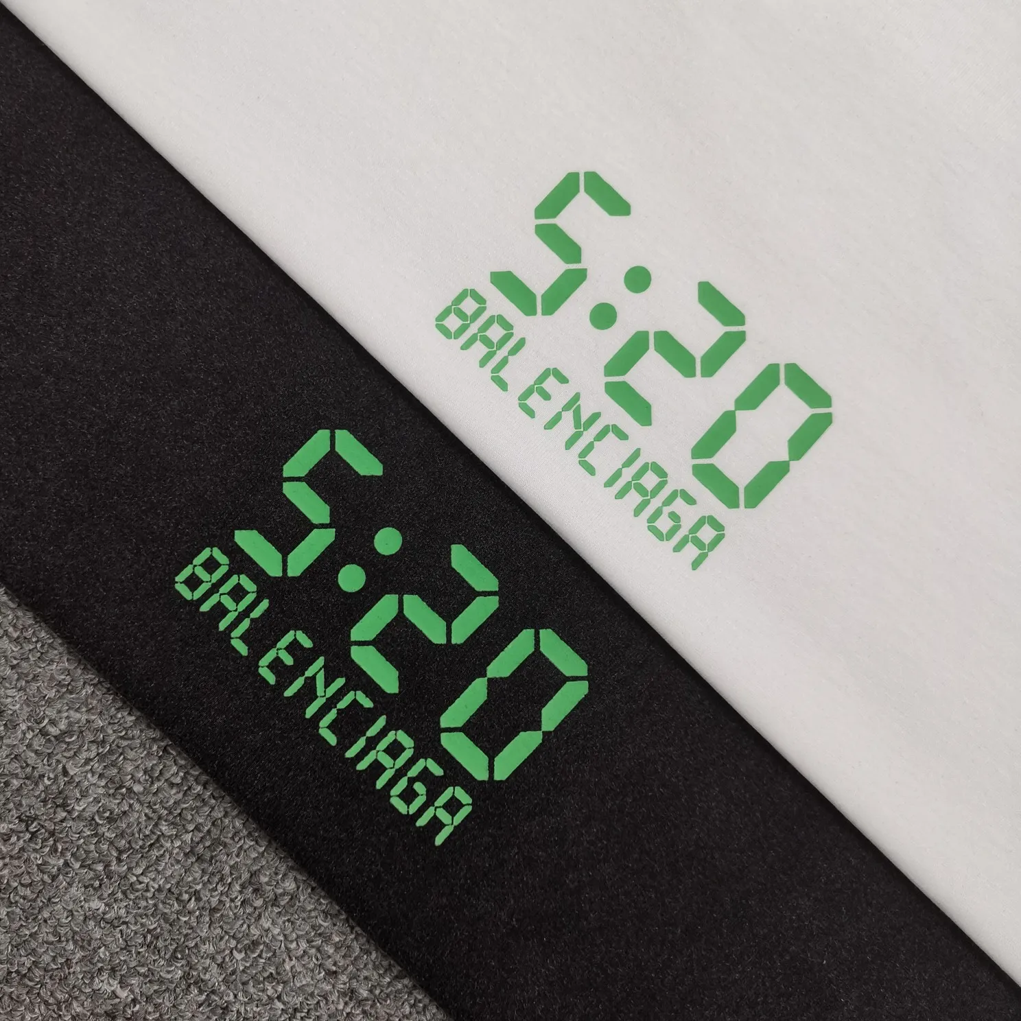 [New top version] Can be paired with a gift box BALENCIAGA 520 limited capsule series I love you luminous 5:20 same fashion brand pure cotton loose breathable short sleeves for male and female couples. The fluorescent font on the chest particularly highlights the theme of this short sleeve. Obvious, naked expression. The printing uses collar glue technology, and fluorescent powder is added in proportion to the glue. When the printing is heated and exposed to ultraviolet light, a luminous effect can appear. The fabric of the clothes, black and white, has been washed. The fabric is made of 26S 280g pure cotton fabric. The black color has been fried with snowflakes and distressed. Original and consistent craftsmanship! Color: Washed Black White Size: XS-L P:260