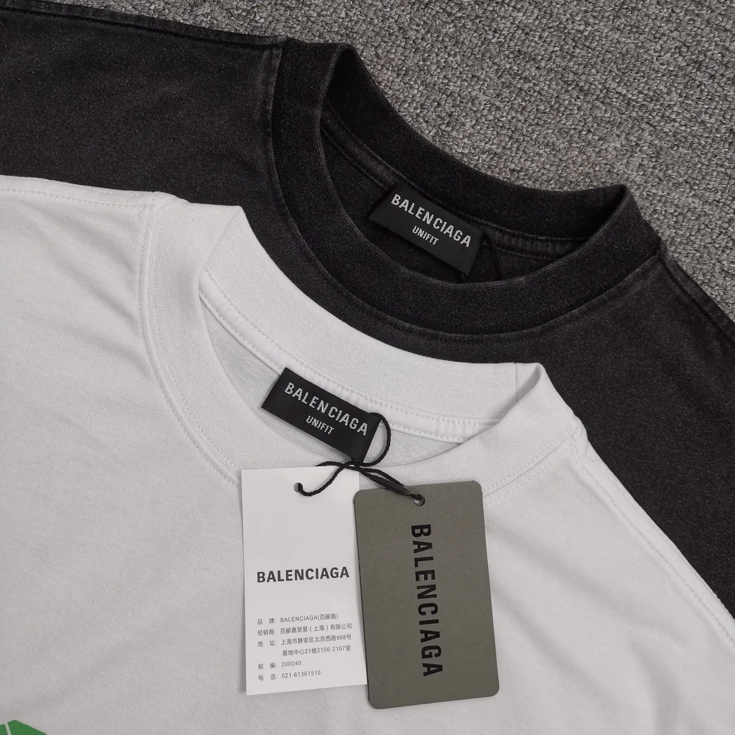 [New top version] Can be paired with a gift box BALENCIAGA 520 limited capsule series I love you luminous 5:20 same fashion brand pure cotton loose breathable short sleeves for male and female couples. The fluorescent font on the chest particularly highlights the theme of this short sleeve. Obvious, naked expression. The printing uses collar glue technology, and fluorescent powder is added in proportion to the glue. When the printing is heated and exposed to ultraviolet light, a luminous effect can appear. The fabric of the clothes, black and white, has been washed. The fabric is made of 26S 280g pure cotton fabric. The black color has been fried with snowflakes and distressed. Original and consistent craftsmanship! Color: Washed Black White Size: XS-L P:260