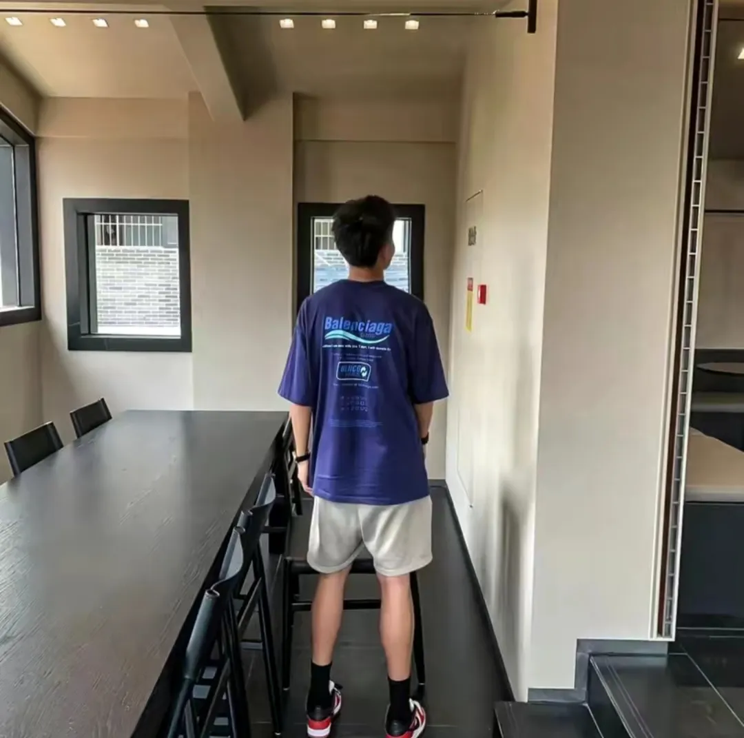 ♻️💯Upper body reference model picture❤️Top tested version Balenciaga environmental logo arrow three-color loose breathable cotton short-sleeved T-shirt BLCG is one of the most influential brands in the fashion industry. Founded in 1919 by Cristóbal Balenciaga and settled in Paris in 1936, he led many important fashion movements between 1930 and 1968. The representative ready-to-wear series reflects the identity of the brand - Fabric: Made of 32-count double yarn, 260-gram weight fabric, imported knitted needle carded cotton, with moderate thickness, drape and contour - The front printing screen plate is hand-printed, and the 3D full-color scanned pattern is made into film to ensure the highest degree of printing pattern restoration. The upper and lower LOGO printing has a strong touch texture. The printing material uses environmentally friendly active water slurry and anti-sublimation liquid as the base. The garment is resistant to washing and does not desizing. Color: off-white, fluorescent yellow, navy blue Size: XS-L P:250