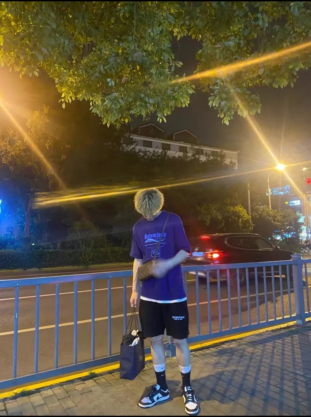 ♻️💯Upper body reference model picture❤️Top tested version Balenciaga environmental logo arrow three-color loose breathable cotton short-sleeved T-shirt BLCG is one of the most influential brands in the fashion industry. Founded in 1919 by Cristóbal Balenciaga and settled in Paris in 1936, he led many important fashion movements between 1930 and 1968. The representative ready-to-wear series reflects the identity of the brand - Fabric: Made of 32-count double yarn, 260-gram weight fabric, imported knitted needle carded cotton, with moderate thickness, drape and contour - The front printing screen plate is hand-printed, and the 3D full-color scanned pattern is made into film to ensure the highest degree of printing pattern restoration. The upper and lower LOGO printing has a strong touch texture. The printing material uses environmentally friendly active water slurry and anti-sublimation liquid as the base. The garment is resistant to washing and does not desizing. Color: off-white, fluorescent yellow, navy blue Size: XS-L P:250