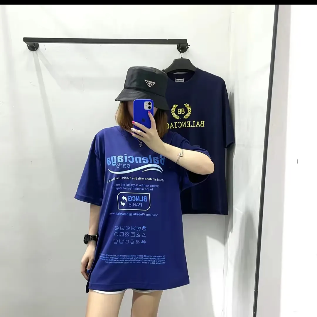♻️💯Upper body reference model picture❤️Top tested version Balenciaga environmental logo arrow three-color loose breathable cotton short-sleeved T-shirt BLCG is one of the most influential brands in the fashion industry. Founded in 1919 by Cristóbal Balenciaga and settled in Paris in 1936, he led many important fashion movements between 1930 and 1968. The representative ready-to-wear series reflects the identity of the brand - Fabric: Made of 32-count double yarn, 260-gram weight fabric, imported knitted needle carded cotton, with moderate thickness, drape and contour - The front printing screen plate is hand-printed, and the 3D full-color scanned pattern is made into film to ensure the highest degree of printing pattern restoration. The upper and lower LOGO printing has a strong touch texture. The printing material uses environmentally friendly active water slurry and anti-sublimation liquid as the base. The garment is resistant to washing and does not desizing. Color: off-white, fluorescent yellow, navy blue Size: XS-L P:250