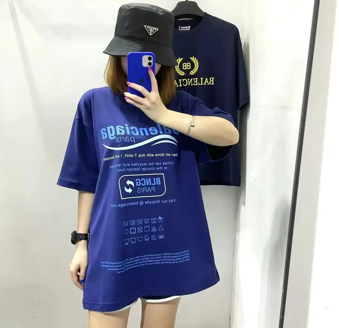 ♻️💯Upper body reference model picture❤️Top tested version Balenciaga environmental logo arrow three-color loose breathable cotton short-sleeved T-shirt BLCG is one of the most influential brands in the fashion industry. Founded in 1919 by Cristóbal Balenciaga and settled in Paris in 1936, he led many important fashion movements between 1930 and 1968. The representative ready-to-wear series reflects the identity of the brand - Fabric: Made of 32-count double yarn, 260-gram weight fabric, imported knitted needle carded cotton, with moderate thickness, drape and contour - The front printing screen plate is hand-printed, and the 3D full-color scanned pattern is made into film to ensure the highest degree of printing pattern restoration. The upper and lower LOGO printing has a strong touch texture. The printing material uses environmentally friendly active water slurry and anti-sublimation liquid as the base. The garment is resistant to washing and does not desizing. Color: off-white, fluorescent yellow, navy blue Size: XS-L P:250