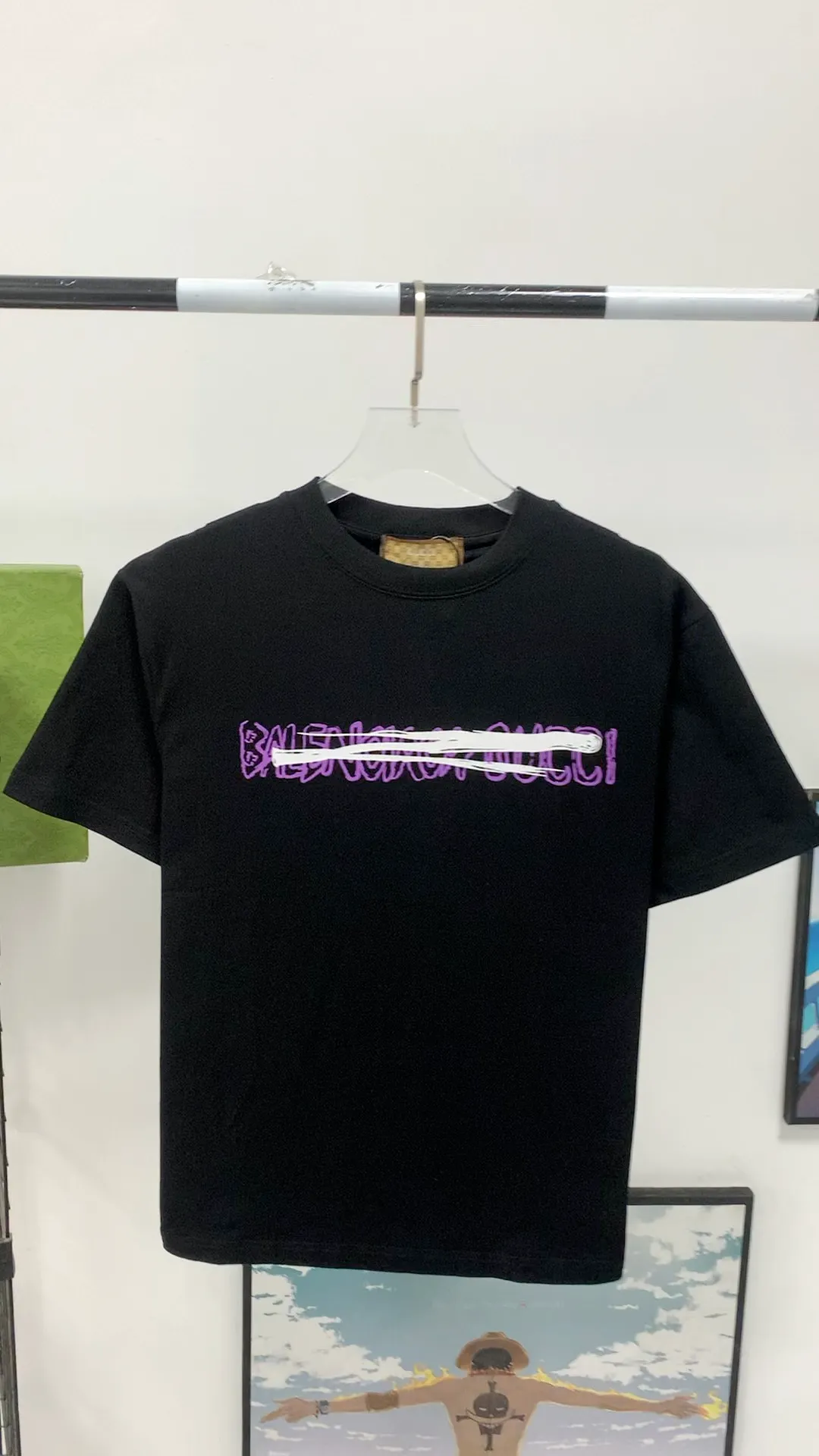 Frontal real shot video————The top tested version Balenciaga co-branded Gucci 2023ss new round neck graffiti unisex pure cotton short-sleeved T-shirt.  [Synchronized new models from the official website | Popular items from Xiaohongshu] 1⃣️The fabric is made of 240g double yarn smooth cotton and has been pre-shrunk at high temperatures. The weight is up to 260g. It is originally equipped with a 1x1 rootless thread collar in the same cylinder and is not easily deformed after repeated washing.  2⃣️Imported glue dot printing, the pattern is clear and recognisable, not easy to crack, positioning cutting, oversize, loose and large version, the upper body effect is very slimming.  3⃣️Customized full set of accessories, complete three standards, factory workmanship, No. 9 imported needles with precision routing, high quality!  Color: Black, White, Size: XS S, M, L, P: 260