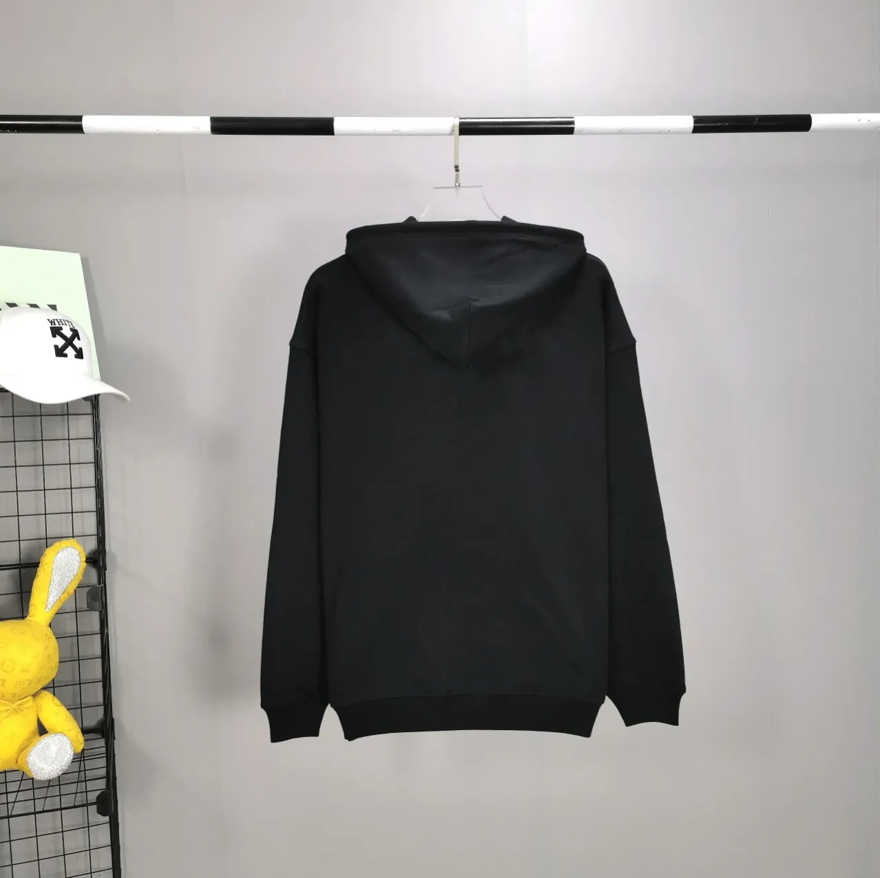 The top tested version of Balenciaga mailbox letter logo pure cotton loose hoodie for men and women in the same style autumn and winter hoodie hooded sweatshirt. A simple basic sweatshirt. A simple sweatshirt that you can fall in love with at first sight. The Blcg mailbox logo on the chest is simple and beautiful. It is operated by an imported elliptical machine, with no burrs and neat alignment! The fabric is made of 480g pure cotton fabric, which is different from the low-end version. The color is also super beautiful. You must get this one! ! ! ! !  Color: black, white, fog blue, khaki, lake green Size: XS-L P:450