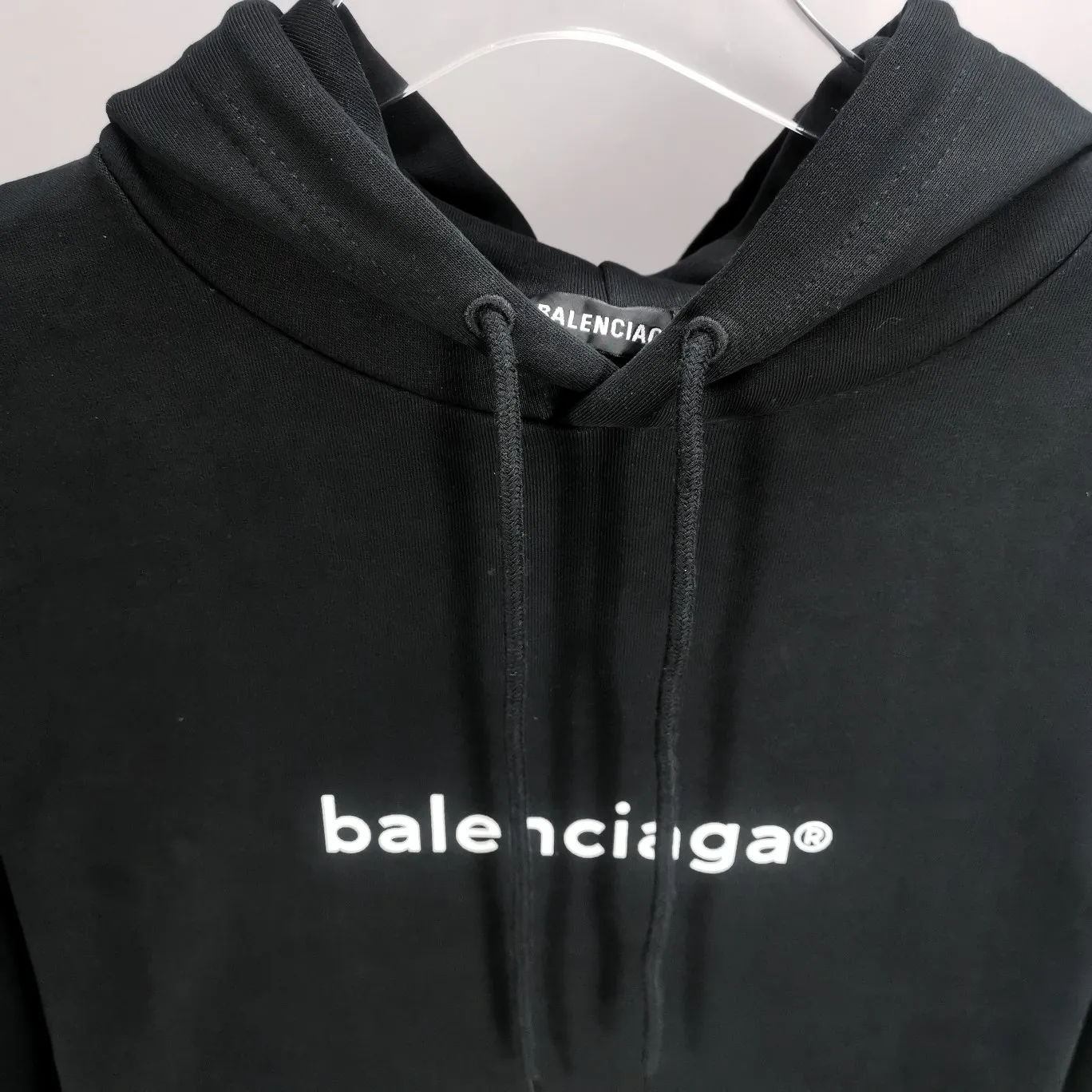 The top tested version of Balenciaga mailbox letter logo pure cotton loose hoodie for men and women in the same style autumn and winter hoodie hooded sweatshirt. A simple basic sweatshirt. A simple sweatshirt that you can fall in love with at first sight. The Blcg mailbox logo on the chest is simple and beautiful. It is operated by an imported elliptical machine, with no burrs and neat alignment! The fabric is made of 480g pure cotton fabric, which is different from the low-end version. The color is also super beautiful. You must get this one! ! ! ! !  Color: black, white, fog blue, khaki, lake green Size: XS-L P:450