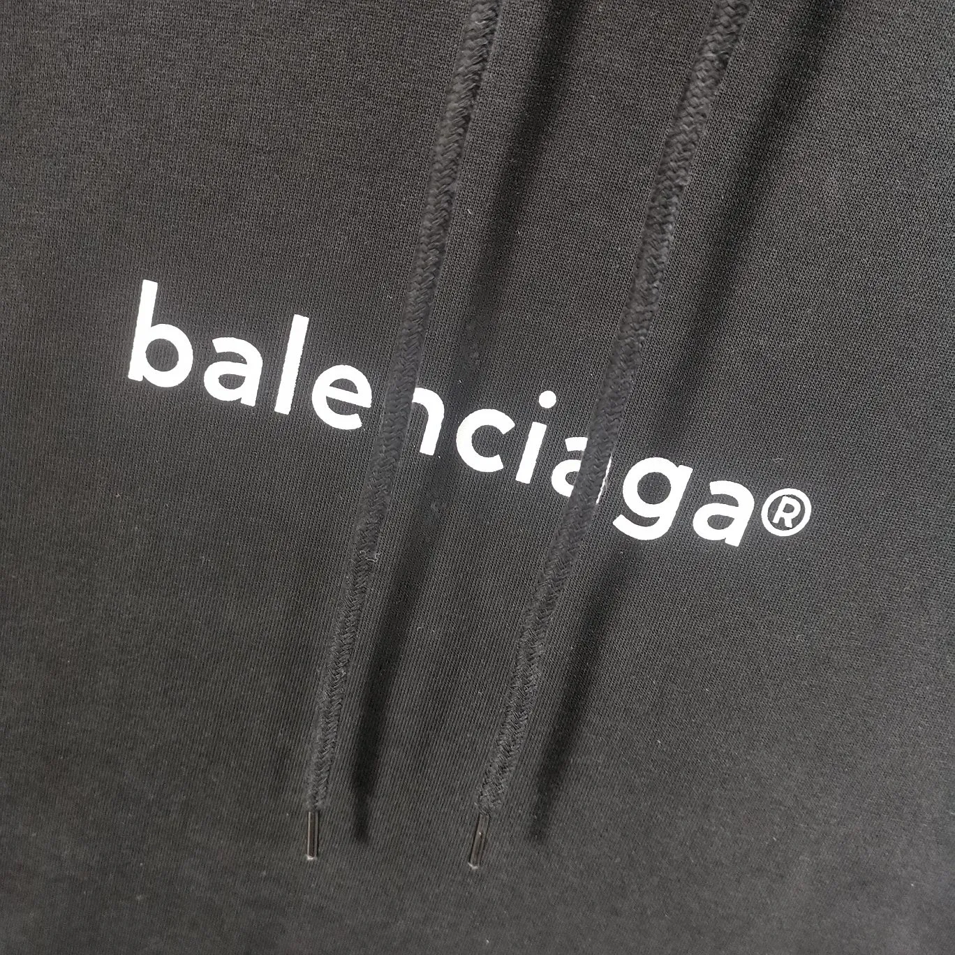 The top tested version of Balenciaga mailbox letter logo pure cotton loose hoodie for men and women in the same style autumn and winter hoodie hooded sweatshirt. A simple basic sweatshirt. A simple sweatshirt that you can fall in love with at first sight. The Blcg mailbox logo on the chest is simple and beautiful. It is operated by an imported elliptical machine, with no burrs and neat alignment! The fabric is made of 480g pure cotton fabric, which is different from the low-end version. The color is also super beautiful. You must get this one! ! ! ! !  Color: black, white, fog blue, khaki, lake green Size: XS-L P:450