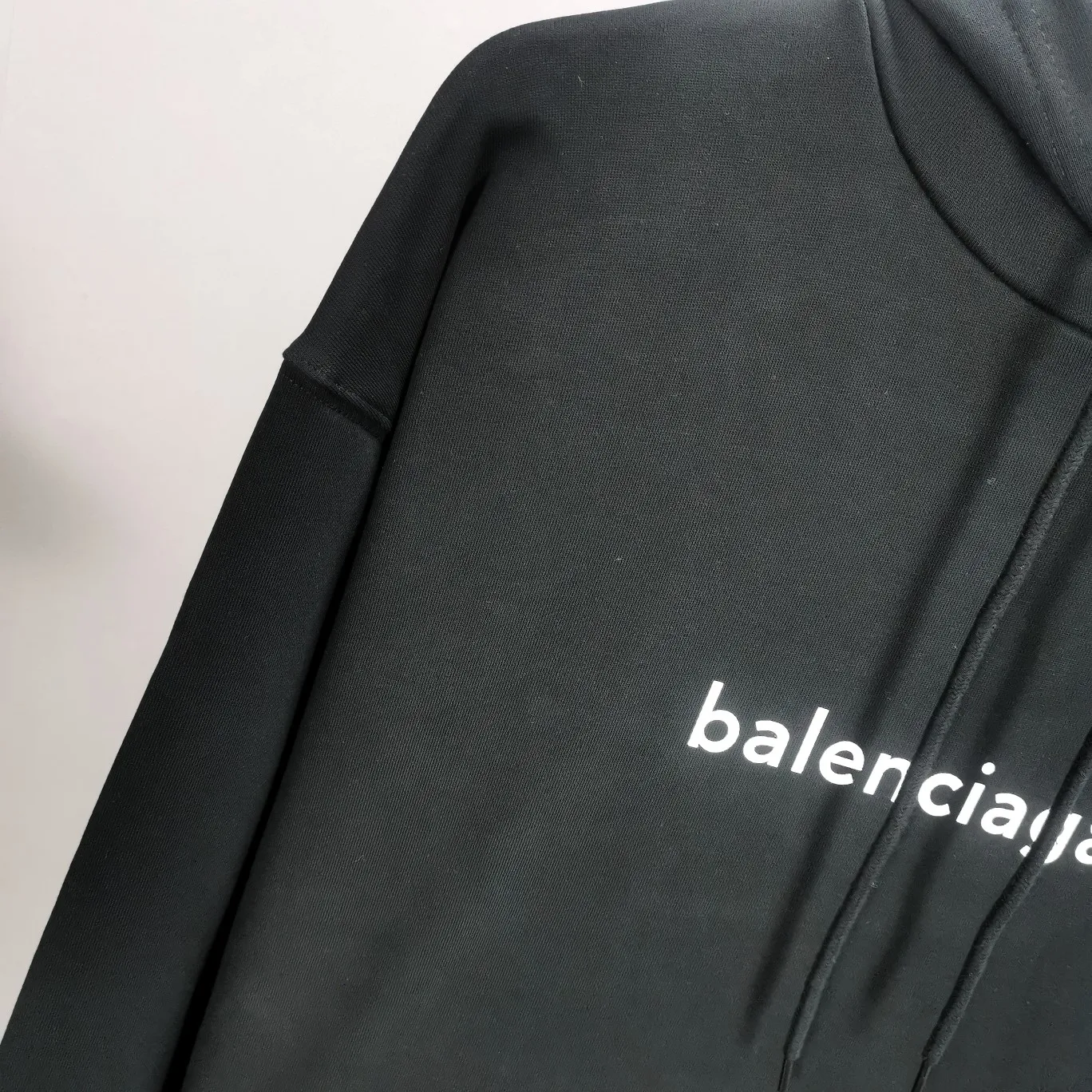 The top tested version of Balenciaga mailbox letter logo pure cotton loose hoodie for men and women in the same style autumn and winter hoodie hooded sweatshirt. A simple basic sweatshirt. A simple sweatshirt that you can fall in love with at first sight. The Blcg mailbox logo on the chest is simple and beautiful. It is operated by an imported elliptical machine, with no burrs and neat alignment! The fabric is made of 480g pure cotton fabric, which is different from the low-end version. The color is also super beautiful. You must get this one! ! ! ! !  Color: black, white, fog blue, khaki, lake green Size: XS-L P:450