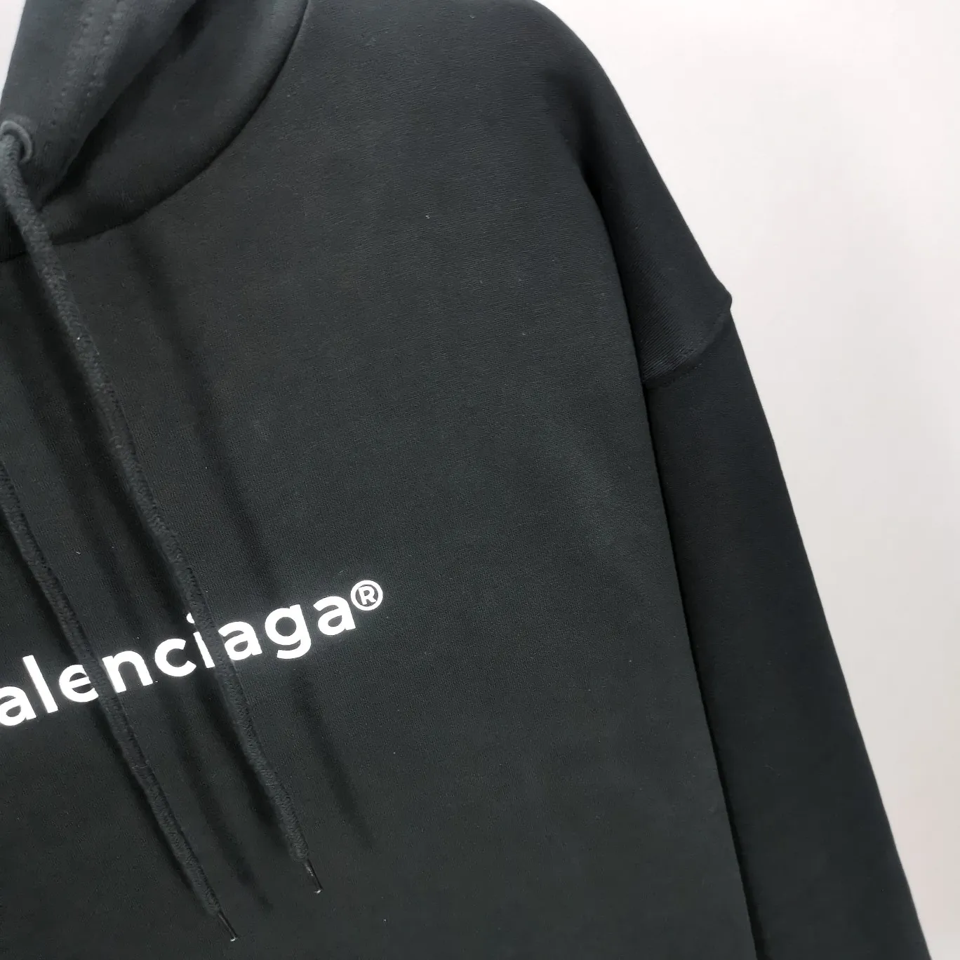 The top tested version of Balenciaga mailbox letter logo pure cotton loose hoodie for men and women in the same style autumn and winter hoodie hooded sweatshirt. A simple basic sweatshirt. A simple sweatshirt that you can fall in love with at first sight. The Blcg mailbox logo on the chest is simple and beautiful. It is operated by an imported elliptical machine, with no burrs and neat alignment! The fabric is made of 480g pure cotton fabric, which is different from the low-end version. The color is also super beautiful. You must get this one! ! ! ! !  Color: black, white, fog blue, khaki, lake green Size: XS-L P:450