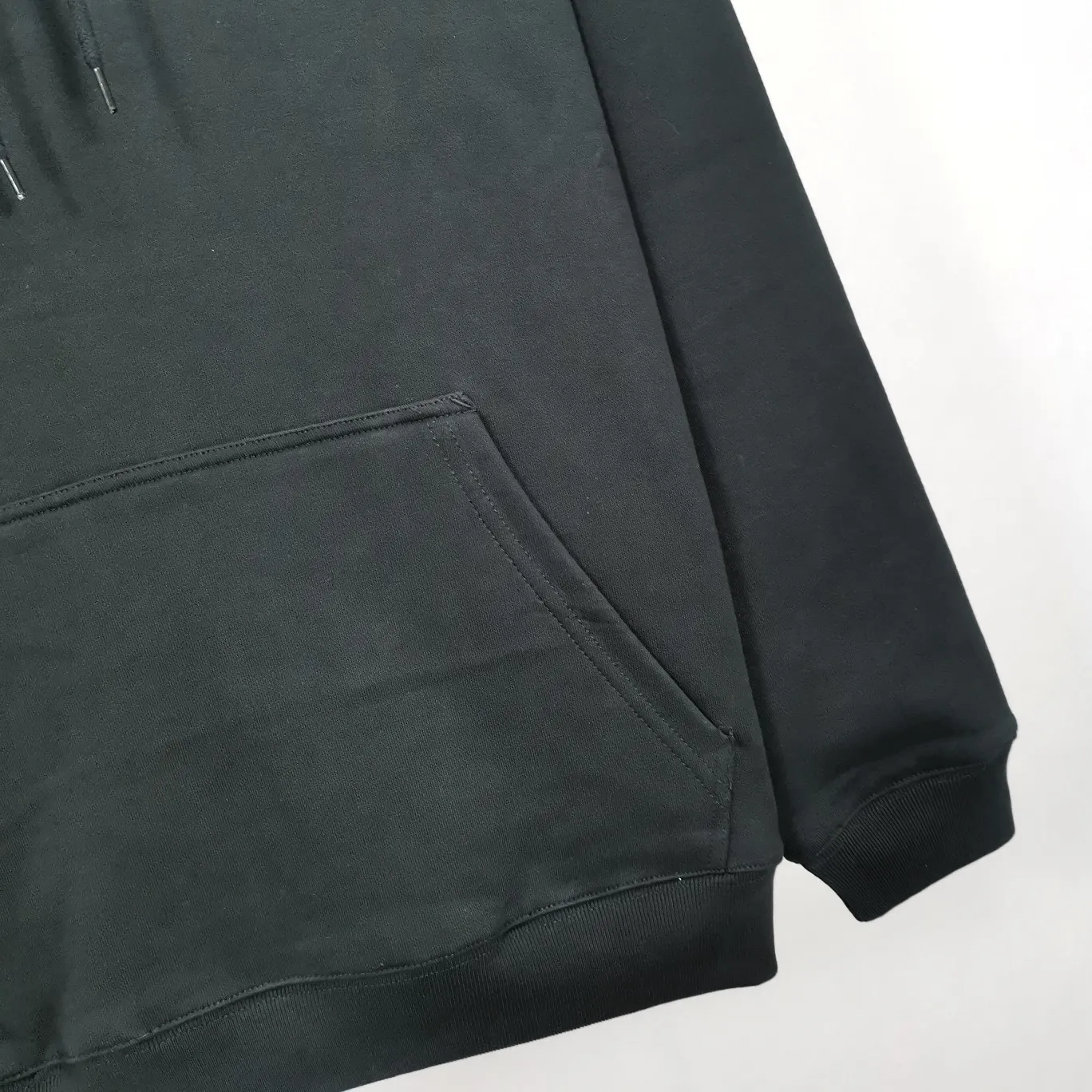 The top tested version of Balenciaga mailbox letter logo pure cotton loose hoodie for men and women in the same style autumn and winter hoodie hooded sweatshirt. A simple basic sweatshirt. A simple sweatshirt that you can fall in love with at first sight. The Blcg mailbox logo on the chest is simple and beautiful. It is operated by an imported elliptical machine, with no burrs and neat alignment! The fabric is made of 480g pure cotton fabric, which is different from the low-end version. The color is also super beautiful. You must get this one! ! ! ! !  Color: black, white, fog blue, khaki, lake green Size: XS-L P:450