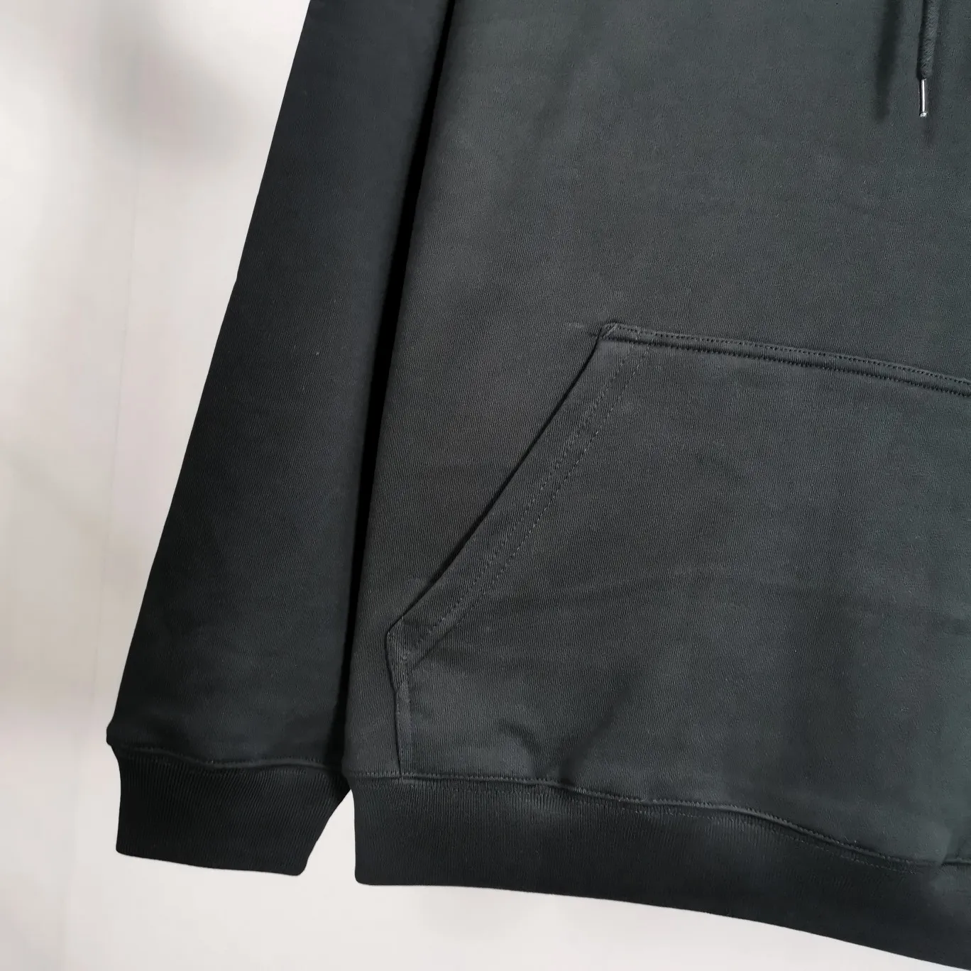 The top tested version of Balenciaga mailbox letter logo pure cotton loose hoodie for men and women in the same style autumn and winter hoodie hooded sweatshirt. A simple basic sweatshirt. A simple sweatshirt that you can fall in love with at first sight. The Blcg mailbox logo on the chest is simple and beautiful. It is operated by an imported elliptical machine, with no burrs and neat alignment! The fabric is made of 480g pure cotton fabric, which is different from the low-end version. The color is also super beautiful. You must get this one! ! ! ! !  Color: black, white, fog blue, khaki, lake green Size: XS-L P:450