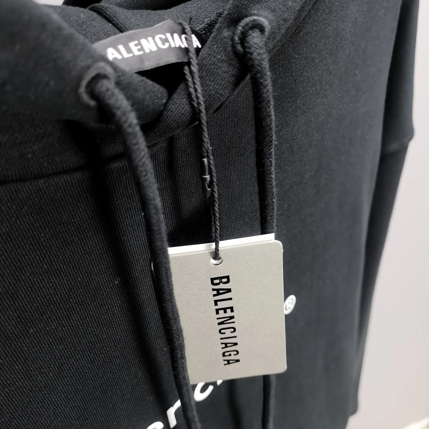 The top tested version of Balenciaga mailbox letter logo pure cotton loose hoodie for men and women in the same style autumn and winter hoodie hooded sweatshirt. A simple basic sweatshirt. A simple sweatshirt that you can fall in love with at first sight. The Blcg mailbox logo on the chest is simple and beautiful. It is operated by an imported elliptical machine, with no burrs and neat alignment! The fabric is made of 480g pure cotton fabric, which is different from the low-end version. The color is also super beautiful. You must get this one! ! ! ! !  Color: black, white, fog blue, khaki, lake green Size: XS-L P:450